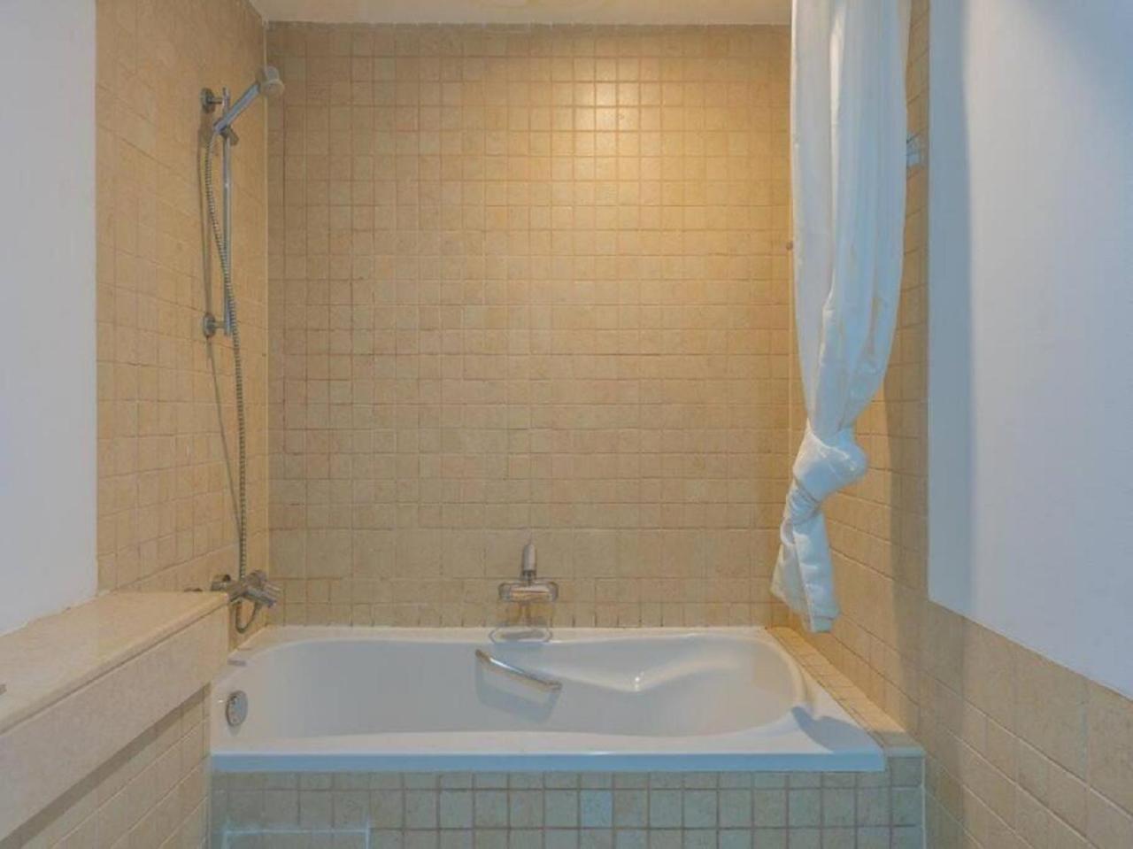 Elegant Overlooking Mall Fountain. Daire
