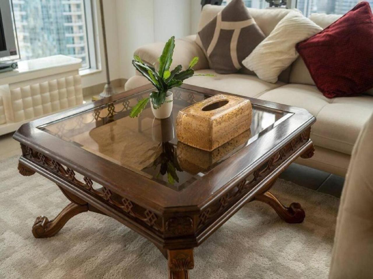 Elegant Overlooking Mall Fountain. Daire