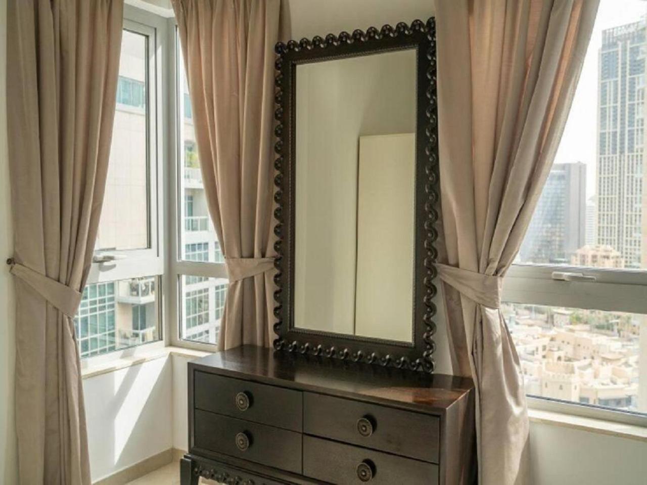 Elegant Overlooking Mall Fountain. Daire