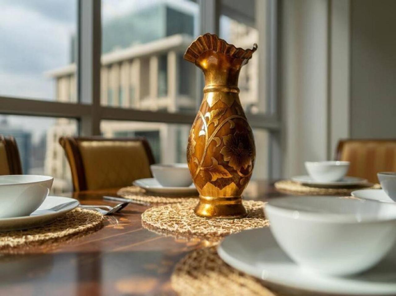 Elegant Overlooking Mall Fountain. Daire *