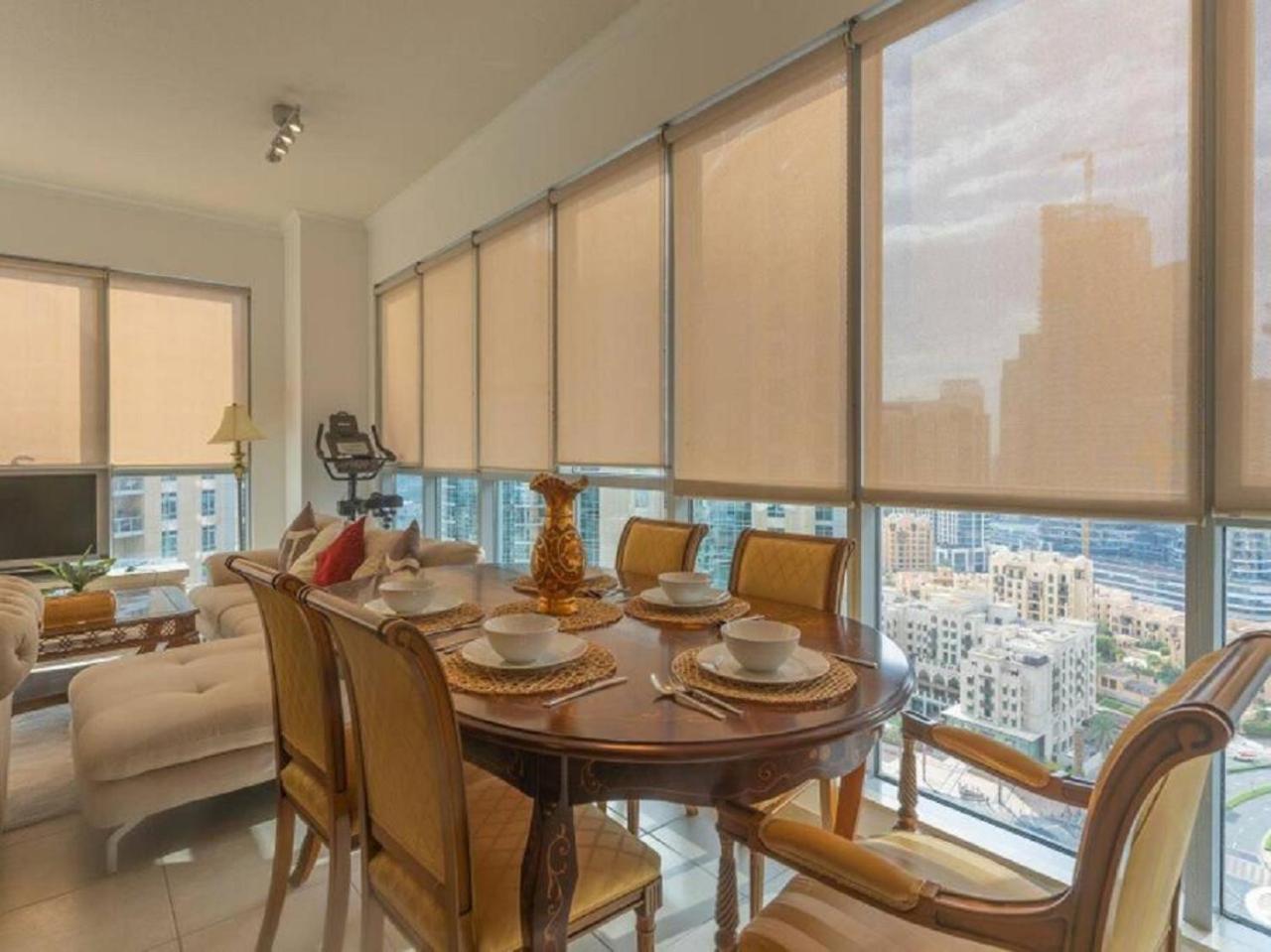 Elegant Overlooking Mall Fountain. Daire Dubai