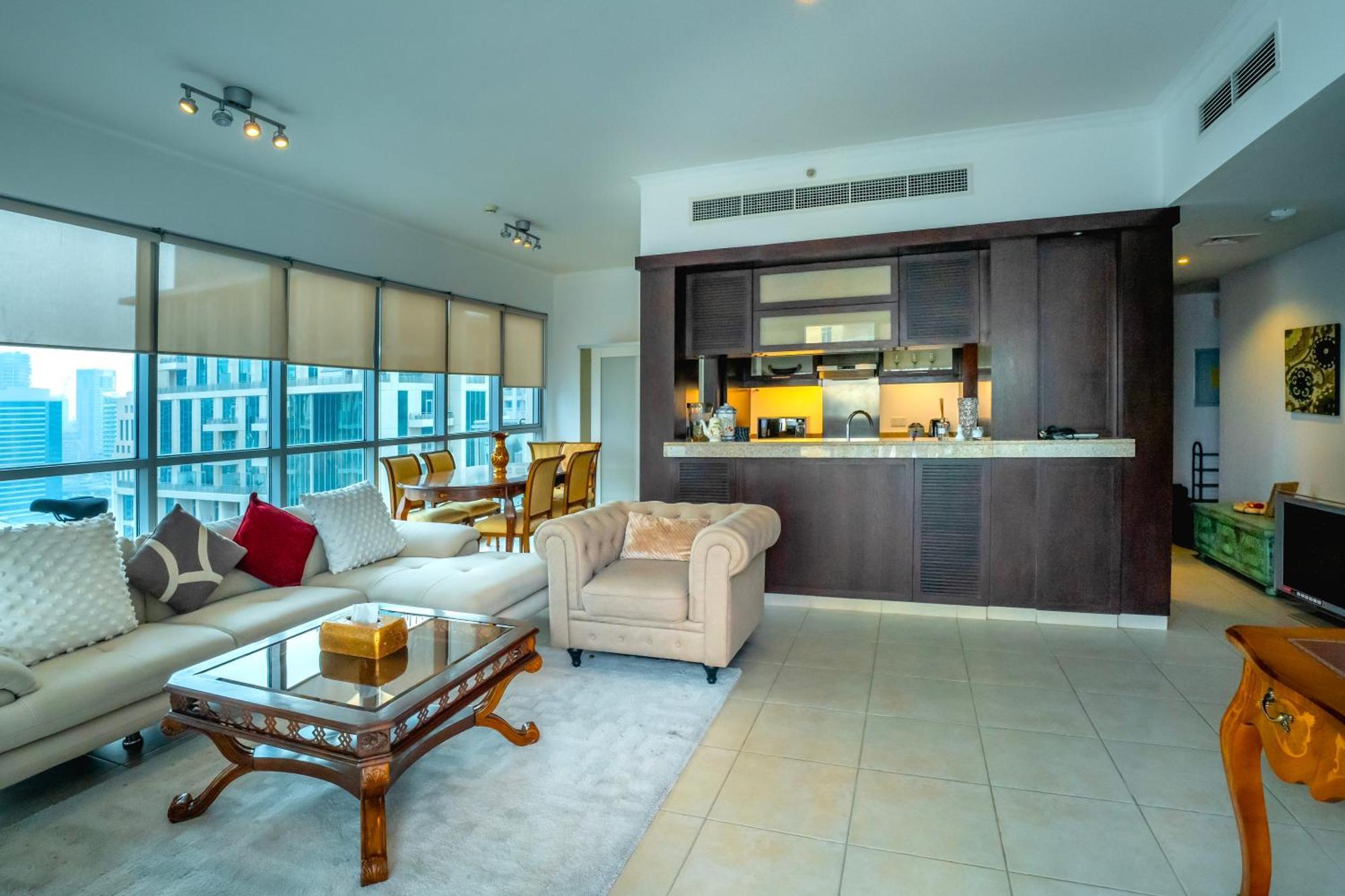 Elegant Overlooking Mall Fountain. Daire Dubai