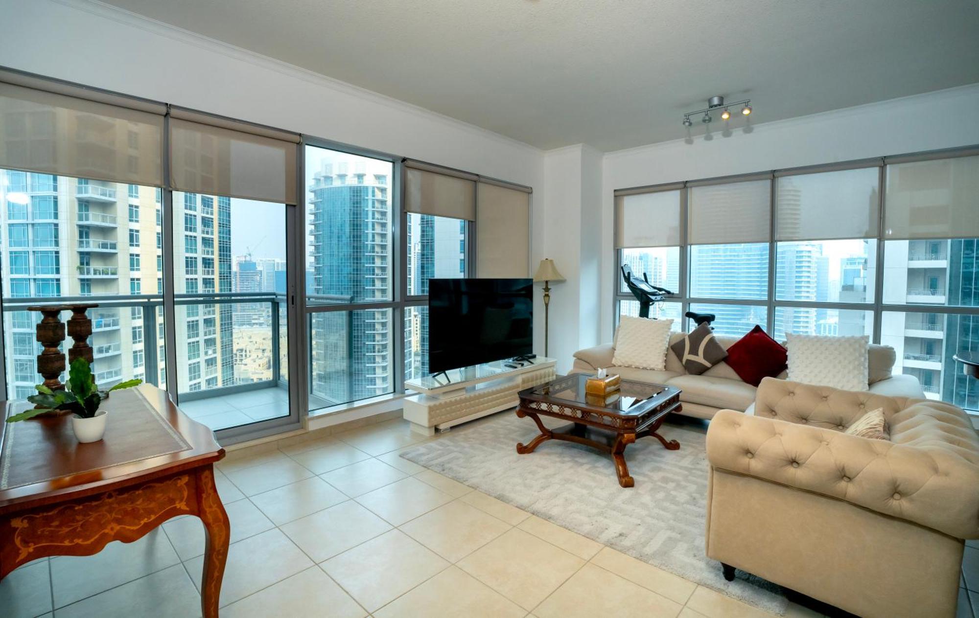 Elegant Overlooking Mall Fountain. Daire Dubai