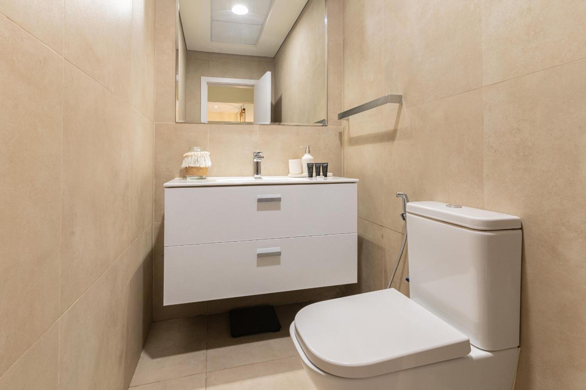Marina Arcade,dubai Marina - 1br - Allsopp&allsopp