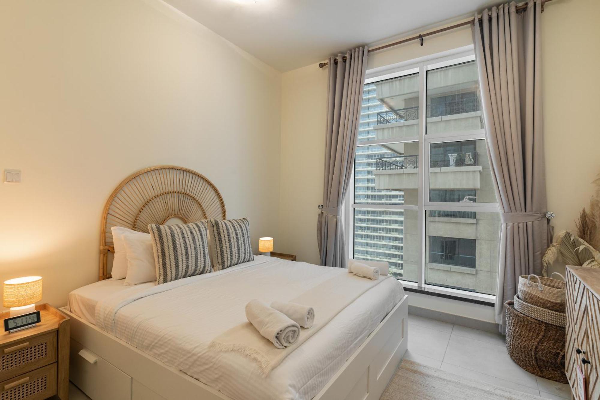 Marina Arcade,dubai Marina - 1br - Allsopp&allsopp