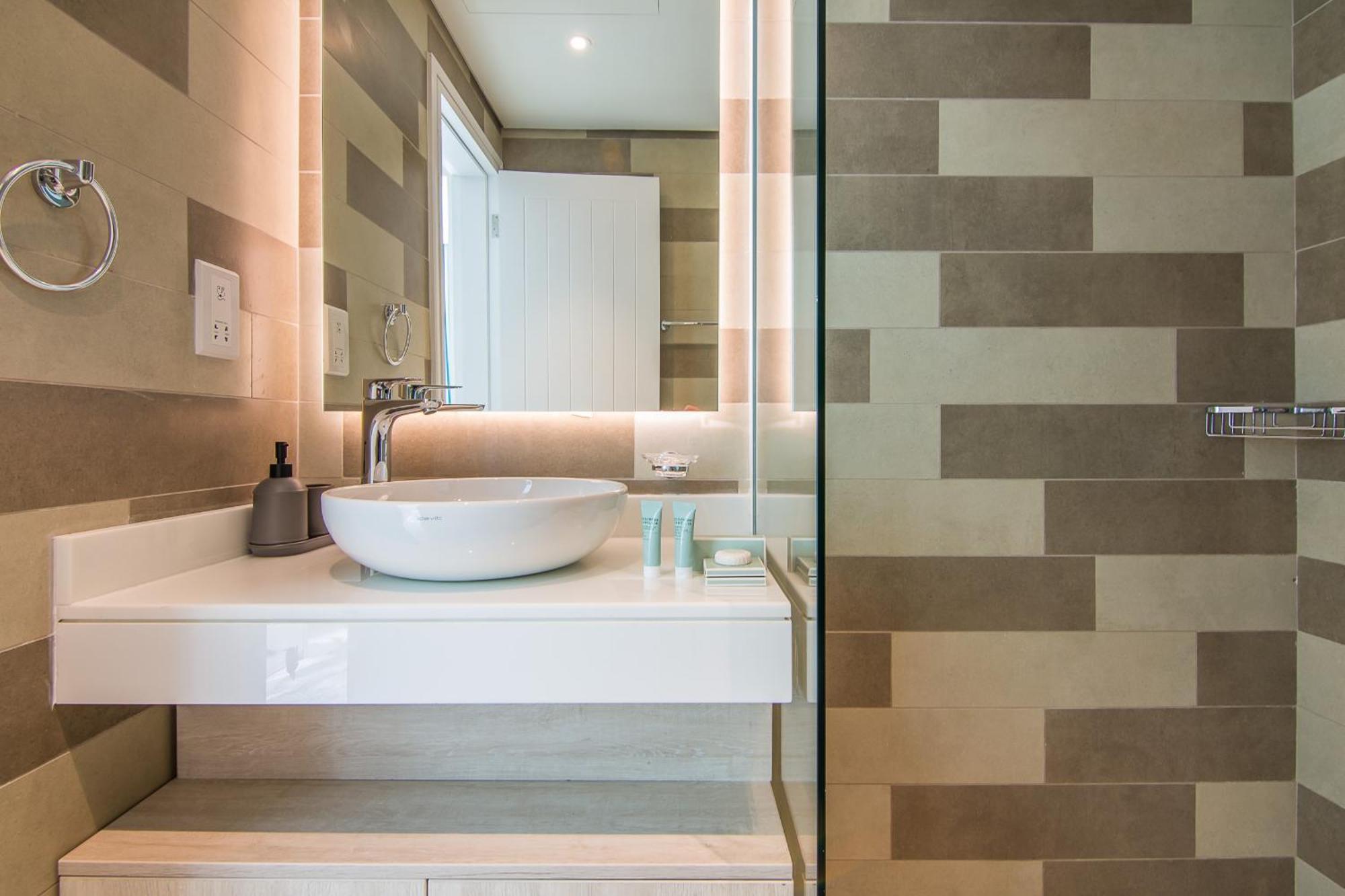 Seven Palm- Sophisticated 2br Apartment *