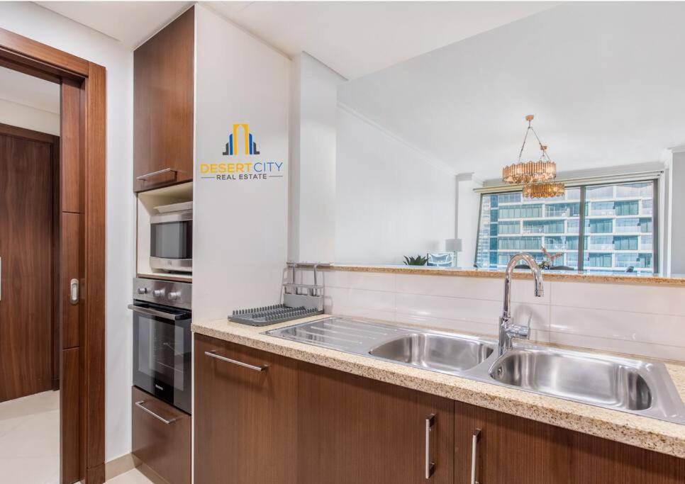 Luxurious 2 Bed Next To Burj Khalifa, Hosted By Desert Apartment