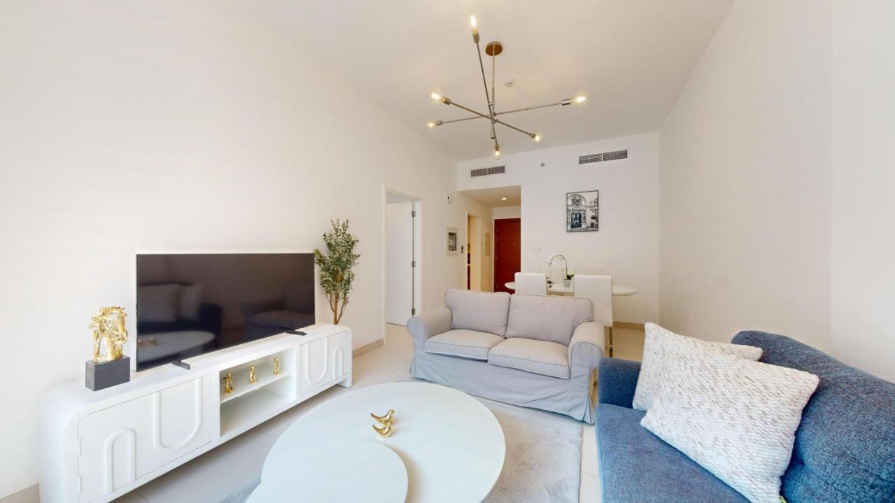 Prime Views - Calm One Bedroom With Pool View Apartment *