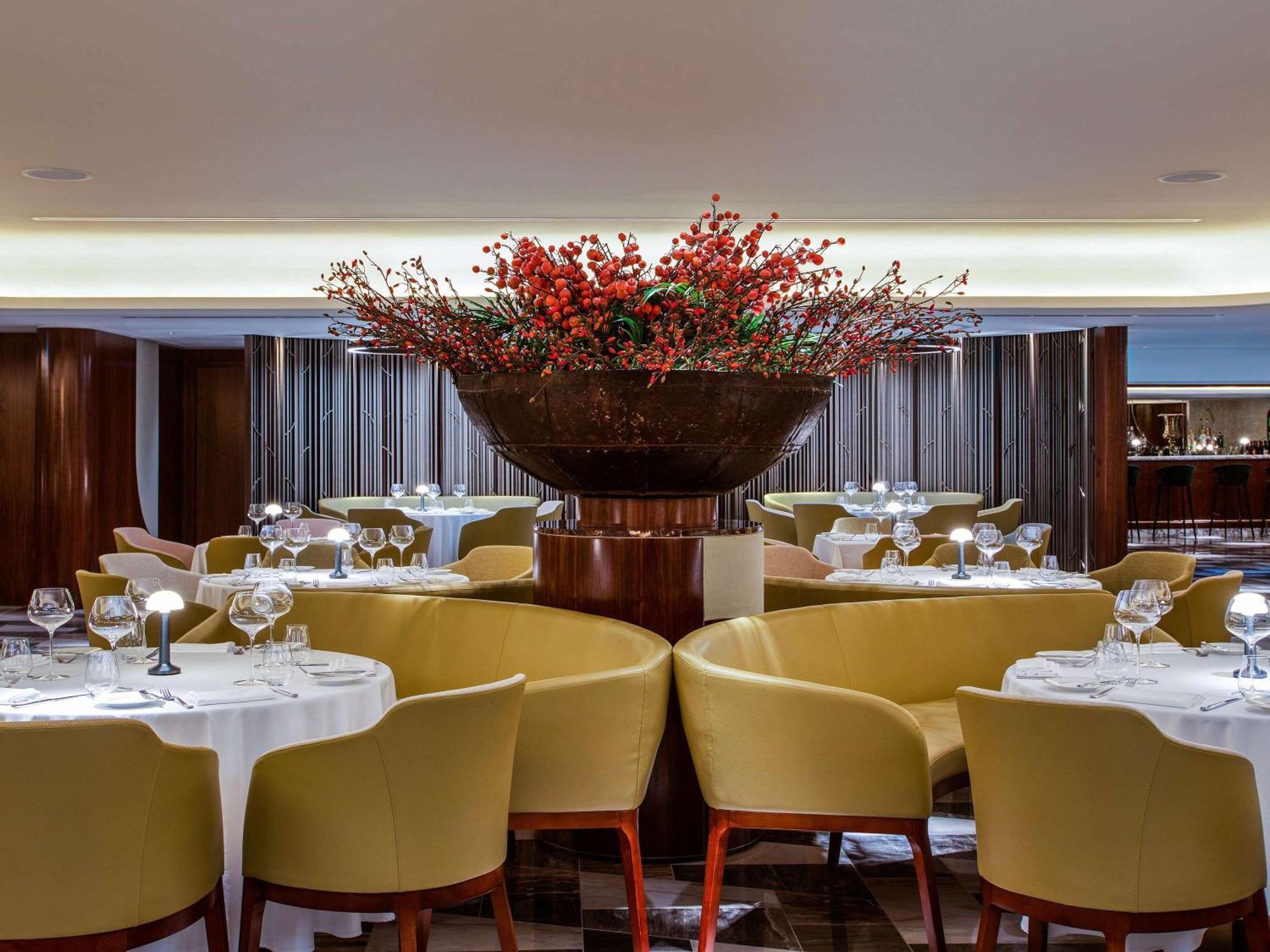 Queen Elizabeth 2 Hotel 4*
