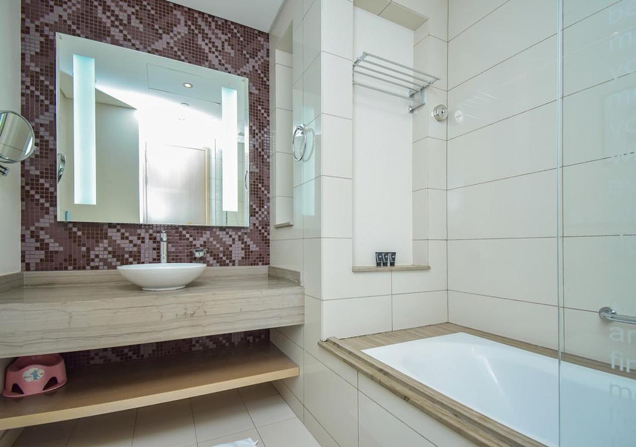 Apartment Spacious 1br In Damac Paramount Towers Bb *