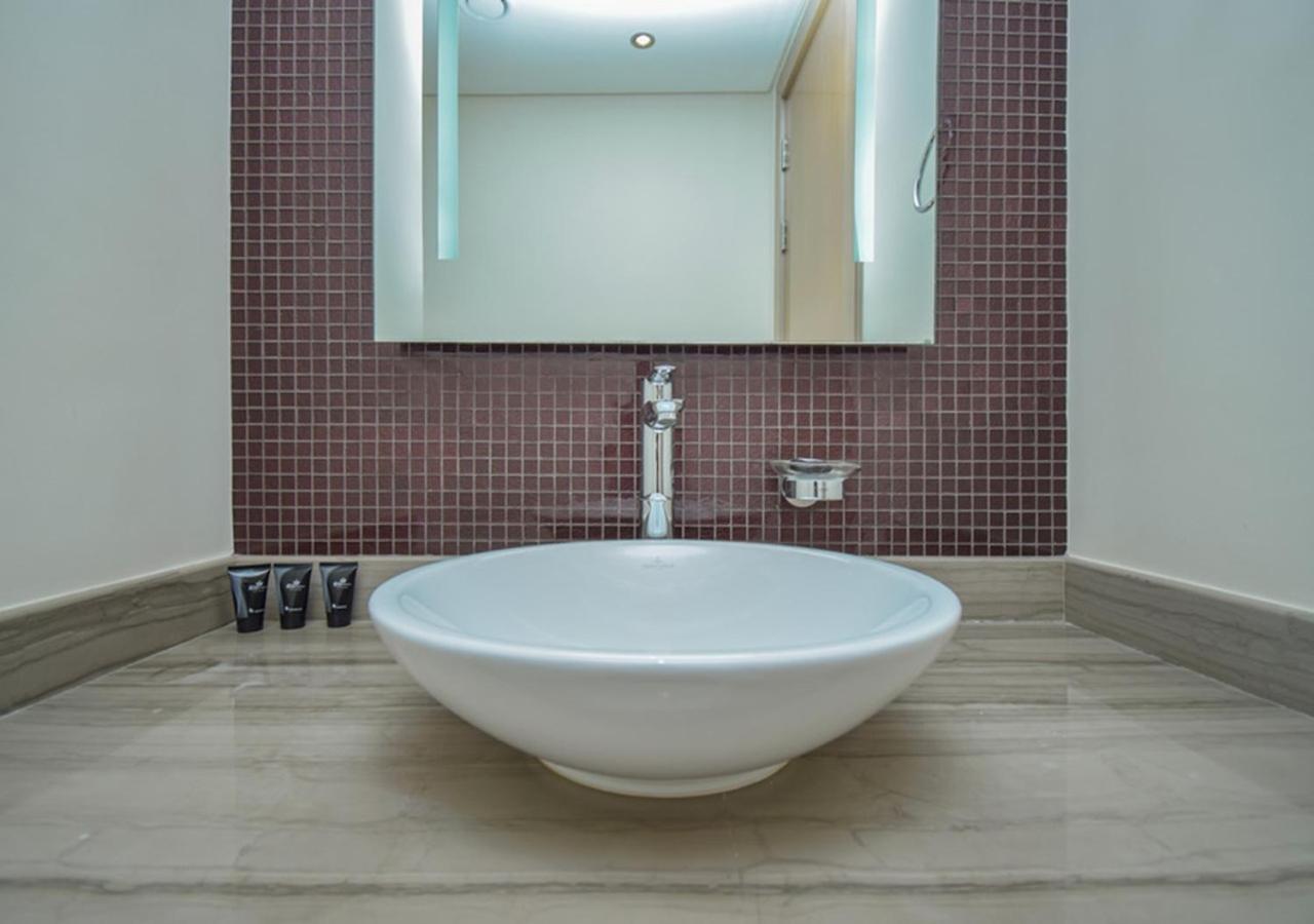 Spacious 1br In Damac Paramount Towers Bb *