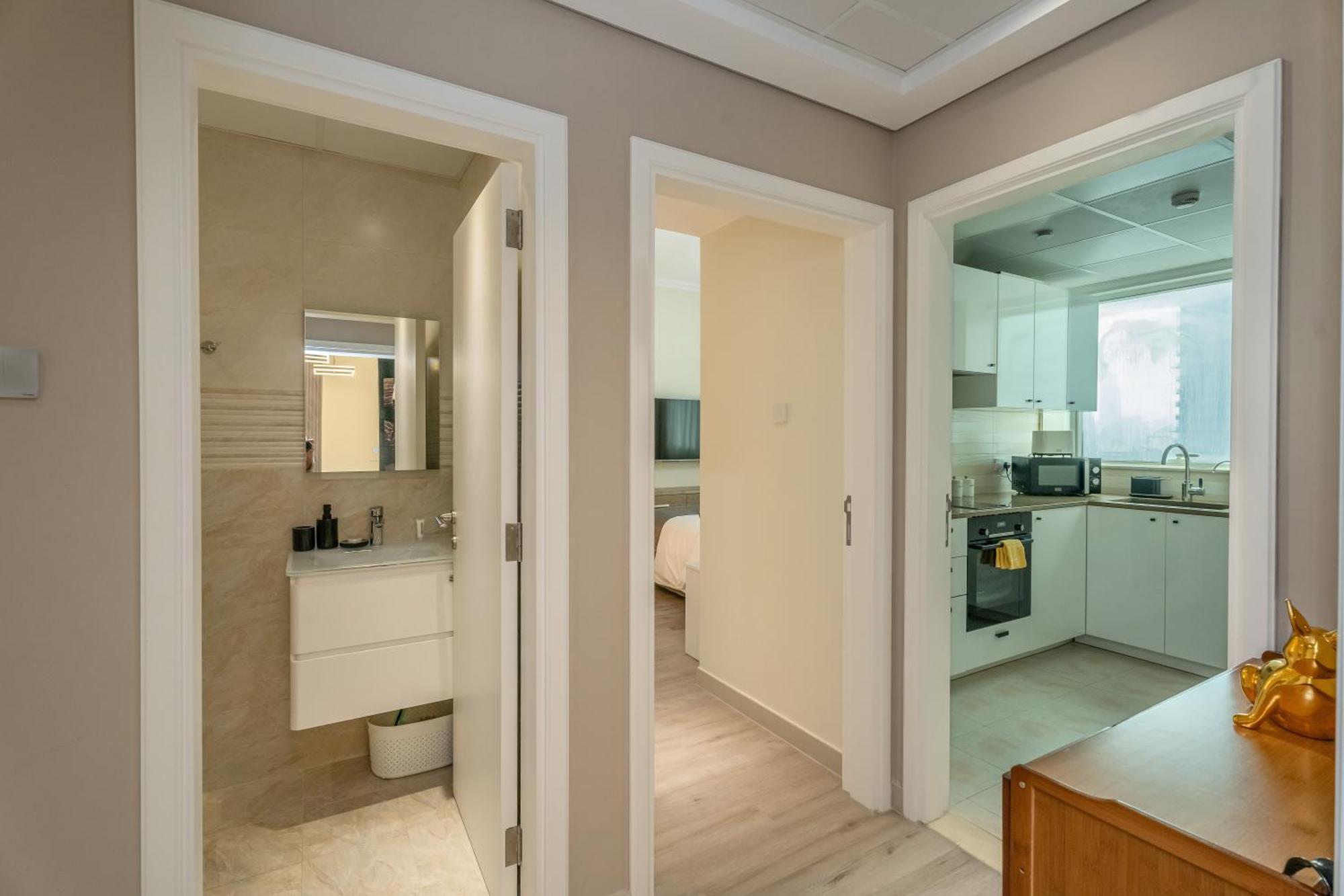 Apartment Escape 24 - Brand New & Luxury 1br High Floor Marina Pinnacle - Marina Harbour Views