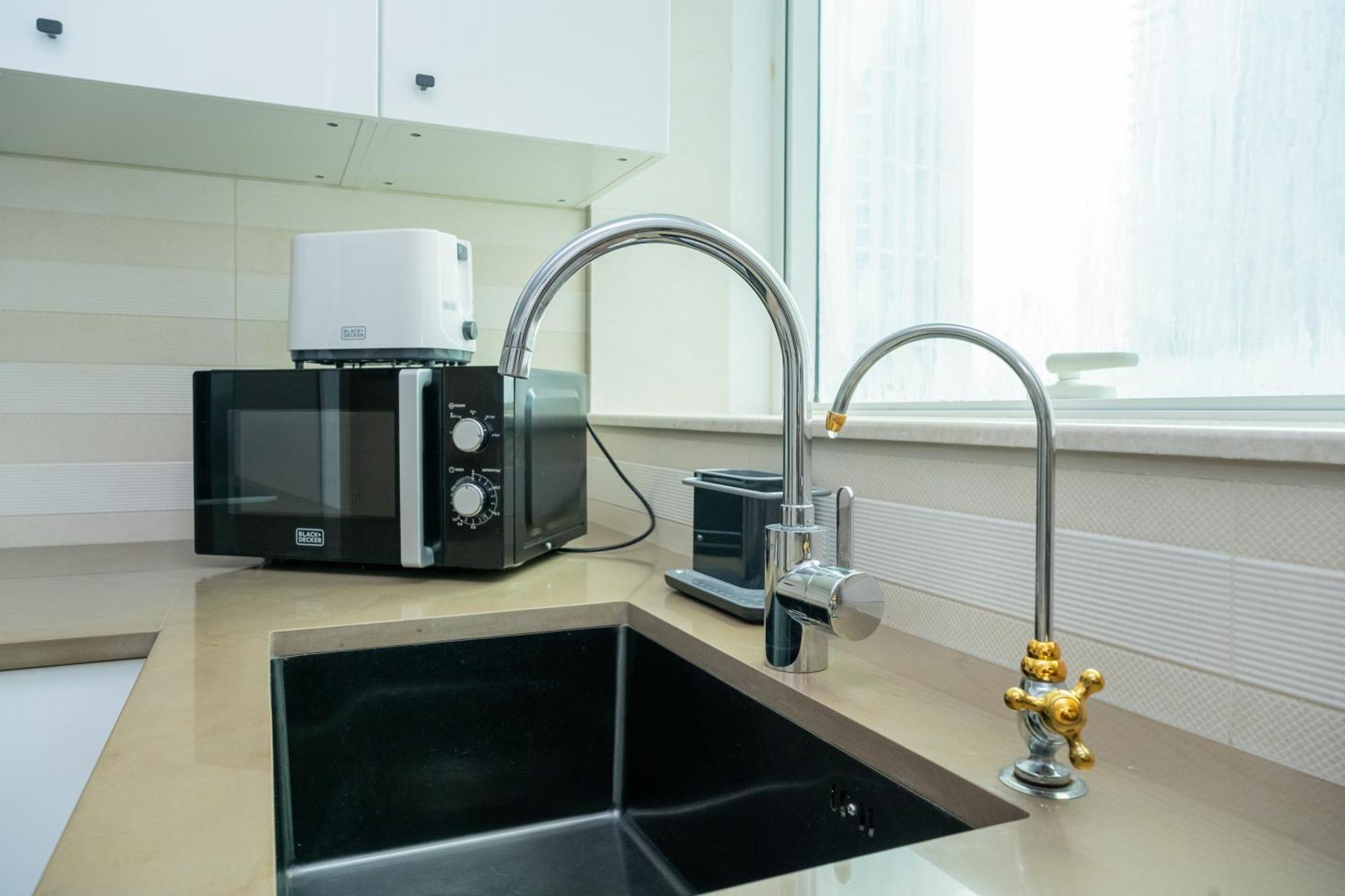 Escape 24 - Brand New & Luxury 1br High Floor Marina Pinnacle - Marina Harbour Views Apartment
