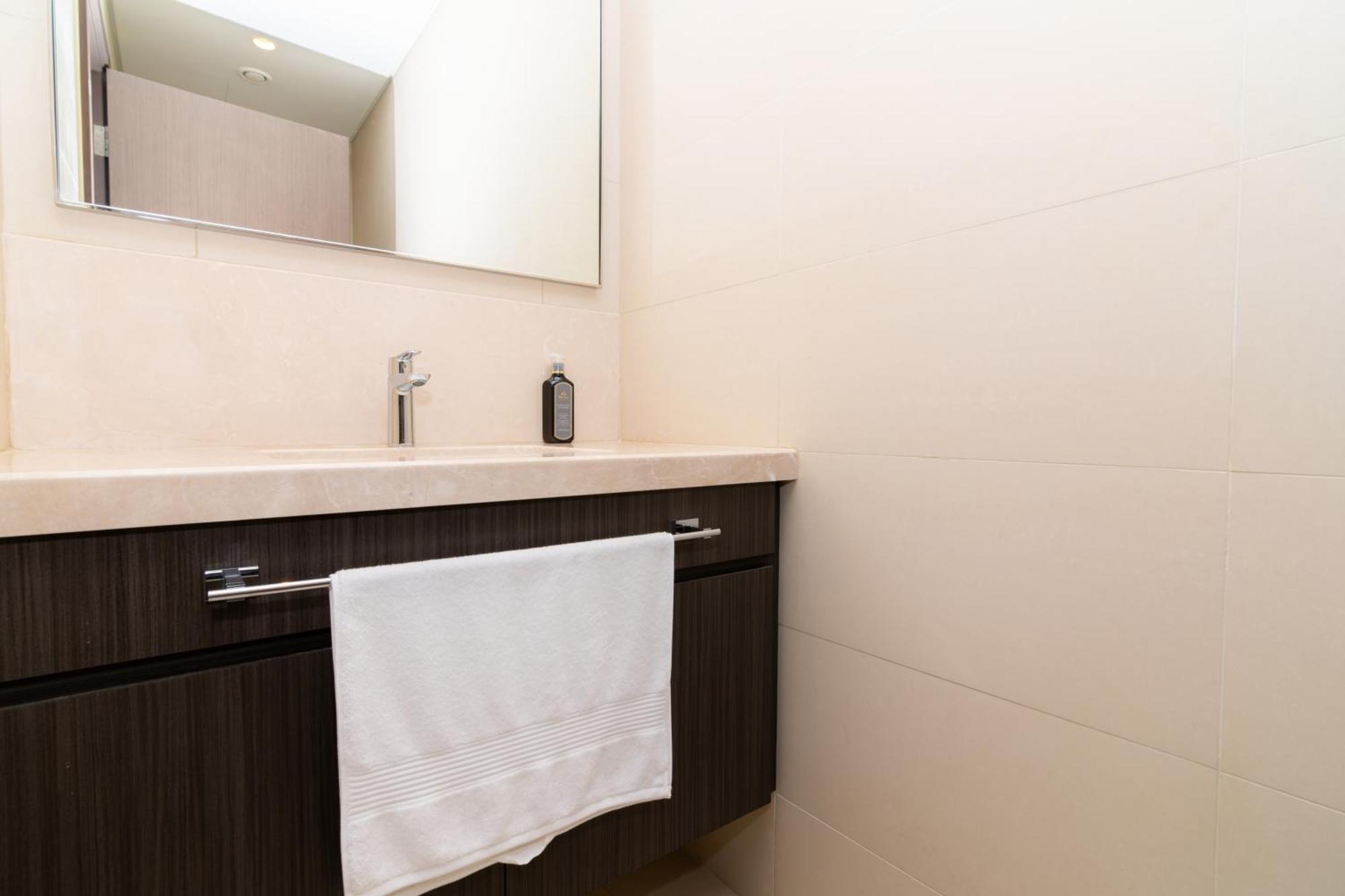 Apartment Elite Escape - 1 Bhk Getaway With Mall Access - 1501 *
