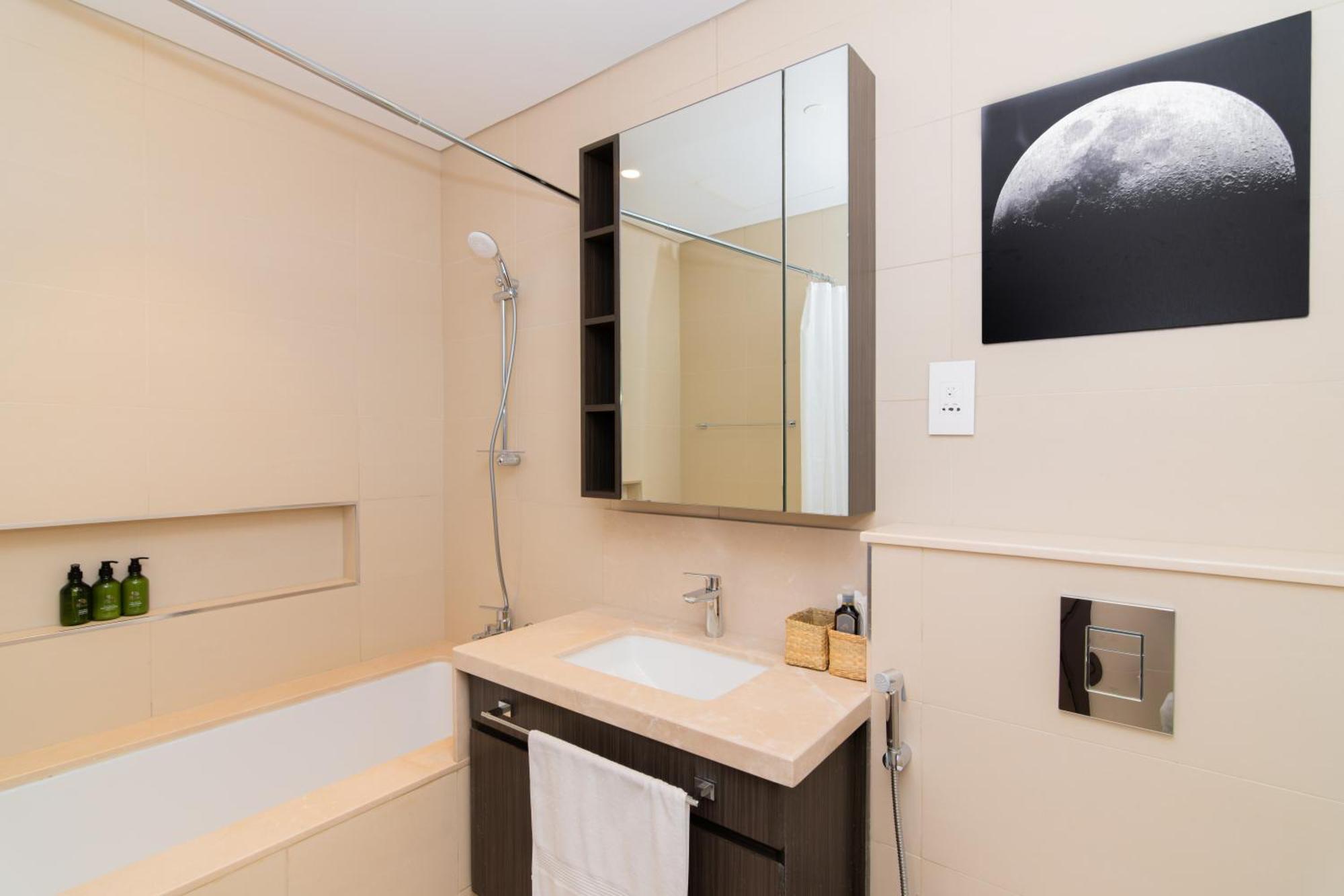 Apartment Elite Escape - 1 Bhk Getaway With Mall Access - 1501 *