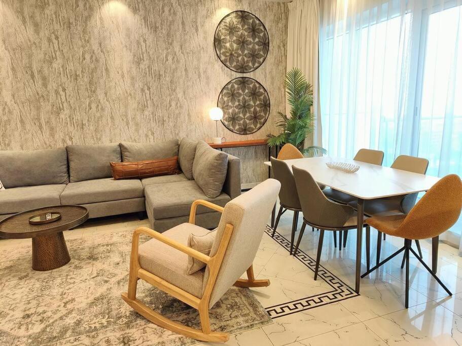 Daire Large 1br With Great View *