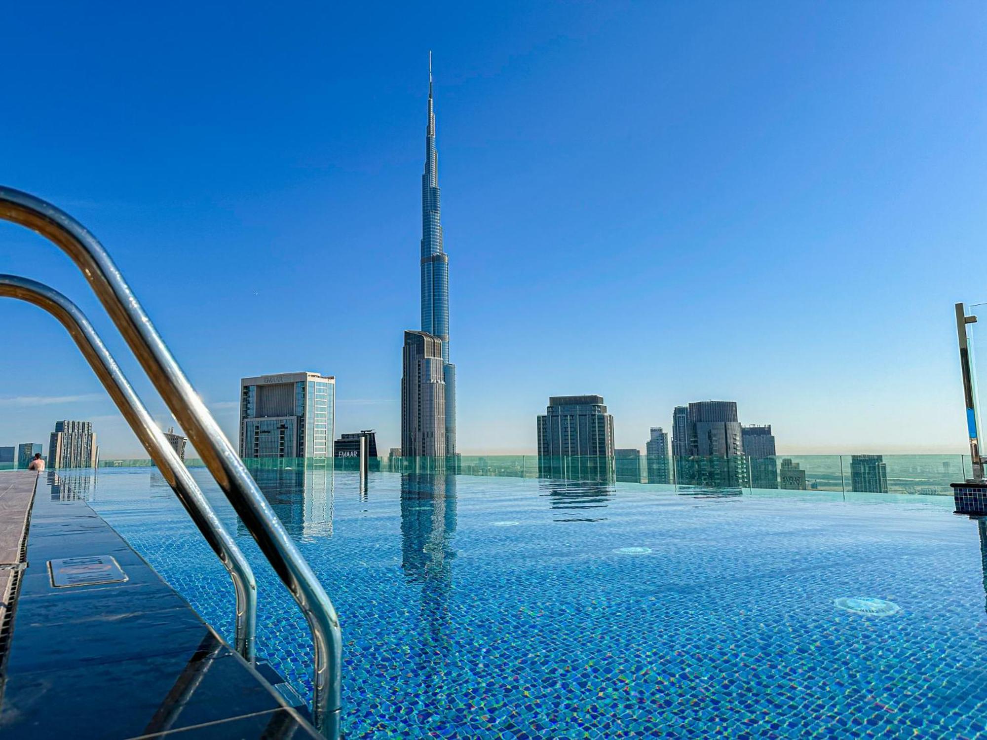 Apartment Sky-high Oasis Burj Khalifa Views, Rooftop Infinity Pool, 3br In Paramount Midtown *