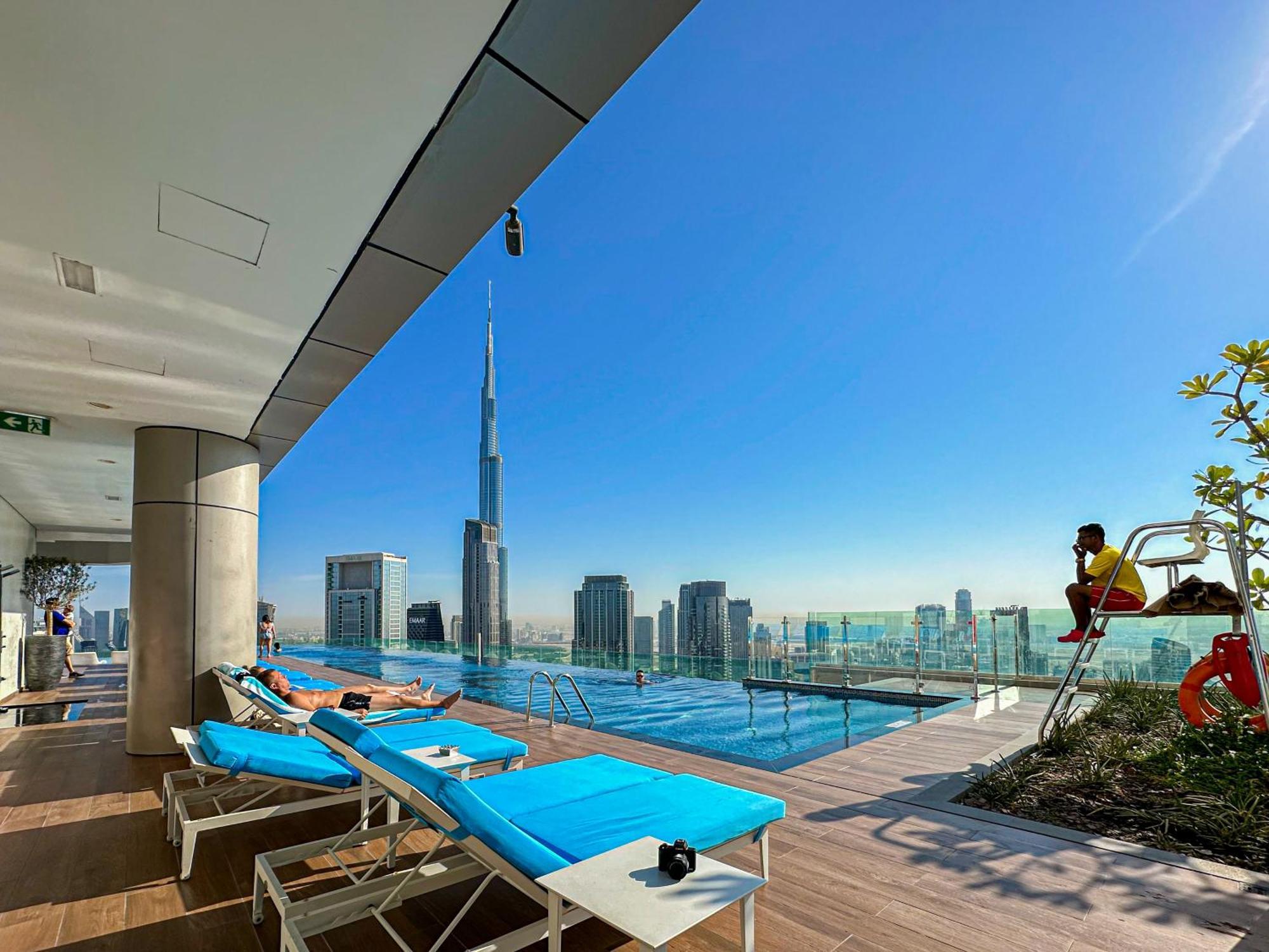Sky-high Oasis Burj Khalifa Views, Rooftop Infinity Pool, 3br In Paramount Midtown
