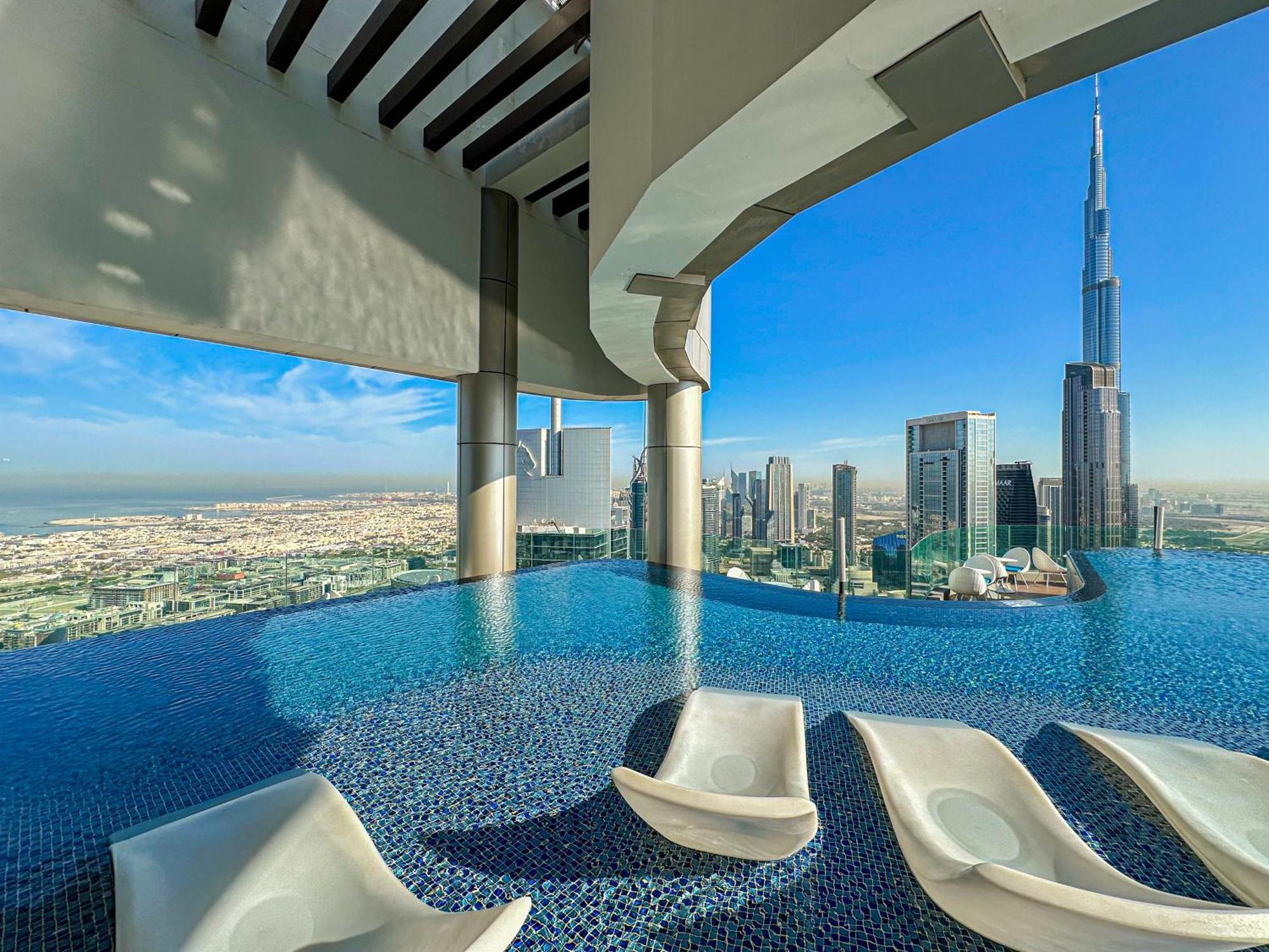 Apartment Sky-high Oasis Burj Khalifa Views, Rooftop Infinity Pool, 3br In Paramount Midtown Dubai