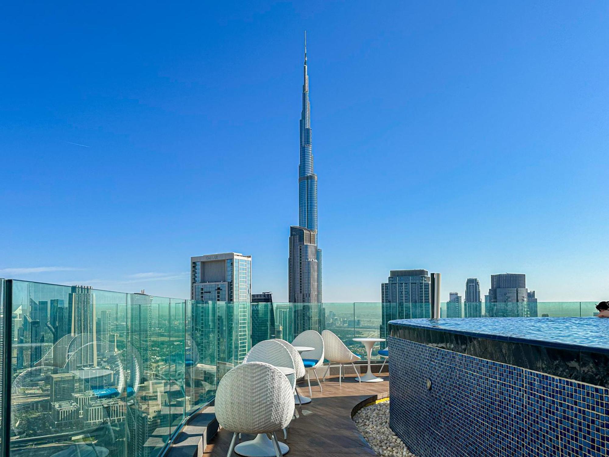 Apartment Sky-high Oasis Burj Khalifa Views, Rooftop Infinity Pool, 3br In Paramount Midtown