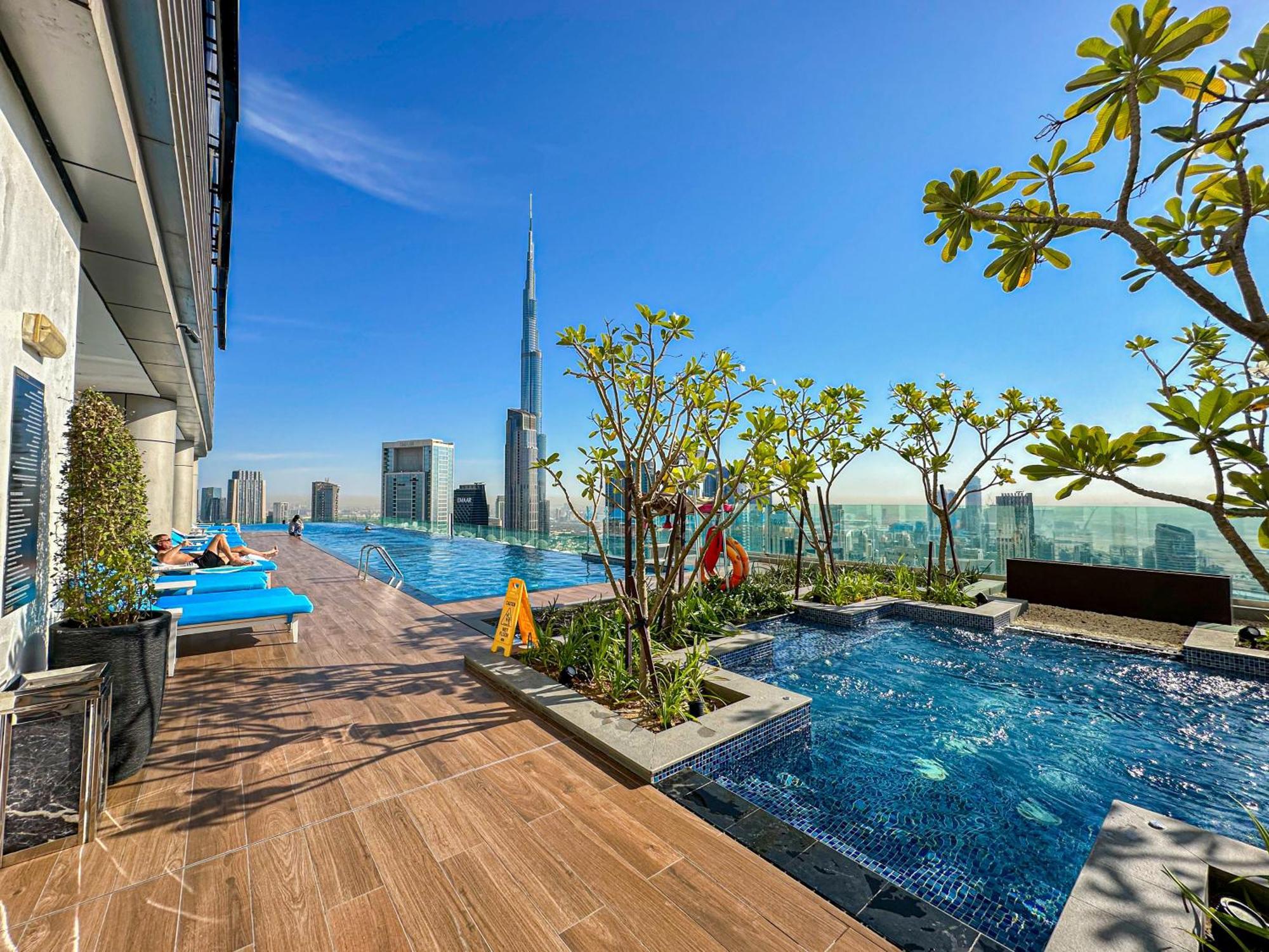 Sky-high Oasis Burj Khalifa Views, Rooftop Infinity Pool, 3br In Paramount Midtown