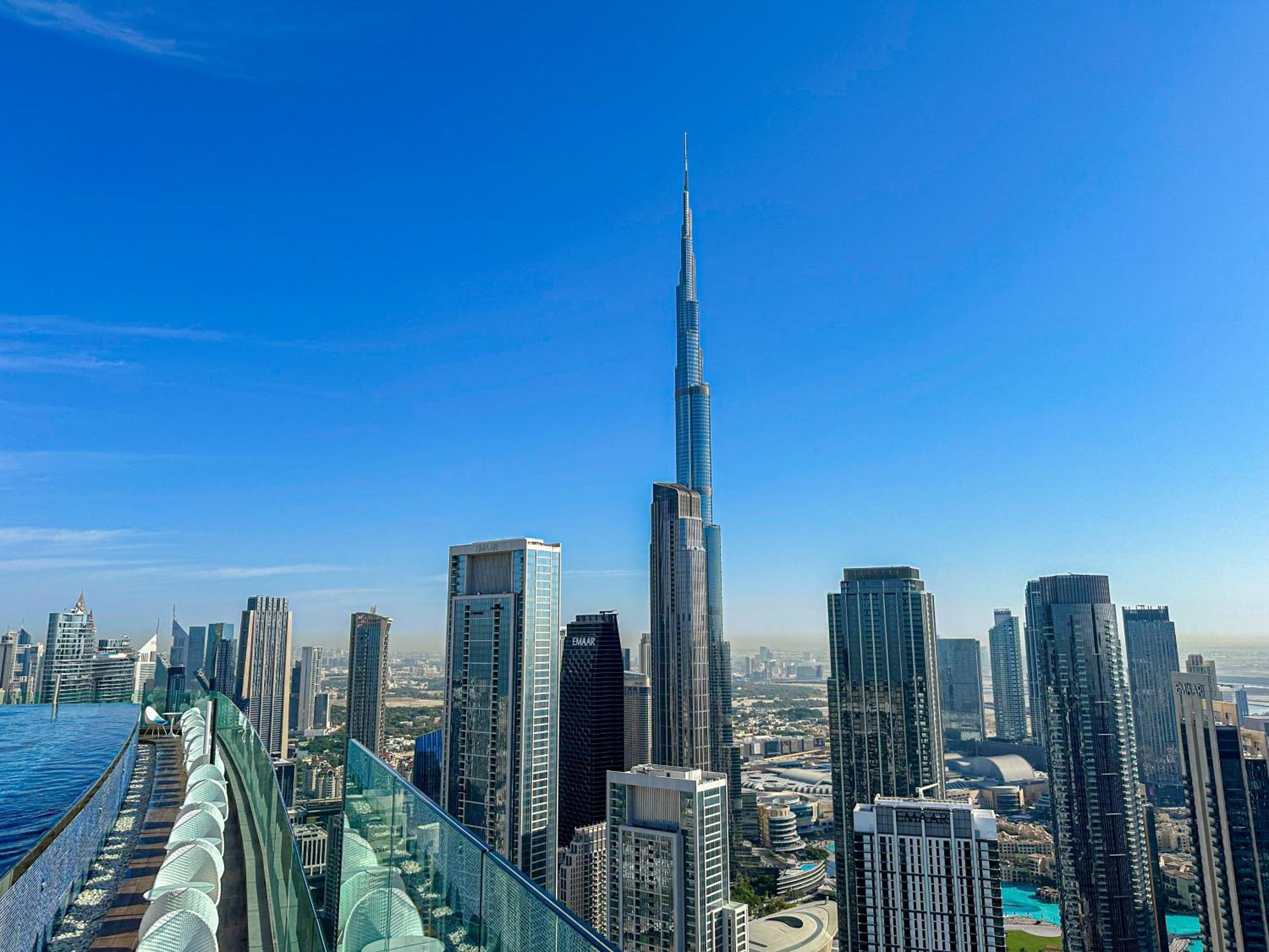 Apartment Sky-high Oasis Burj Khalifa Views, Rooftop Infinity Pool, 3br In Paramount Midtown