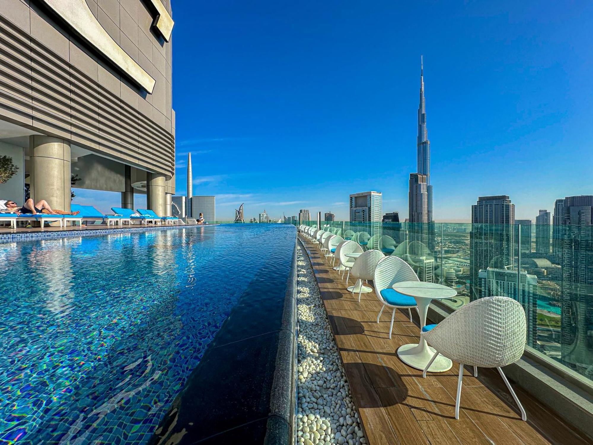Apartment Sky-high Oasis Burj Khalifa Views, Rooftop Infinity Pool, 3br In Paramount Midtown Dubai