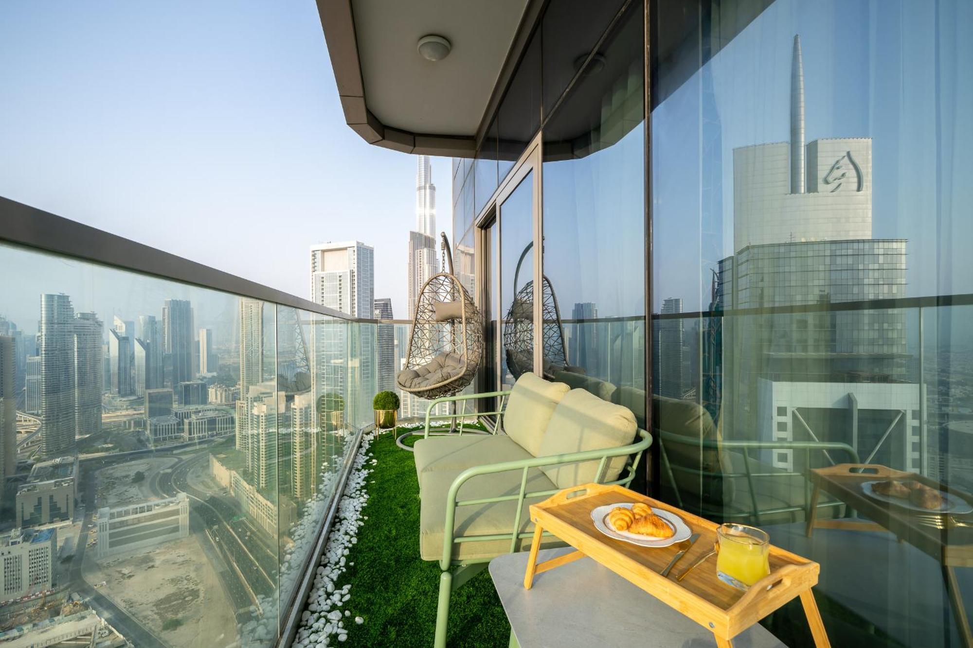 Sky-high Oasis Burj Khalifa Views, Rooftop Infinity Pool, 3br In Paramount Midtown Dubai