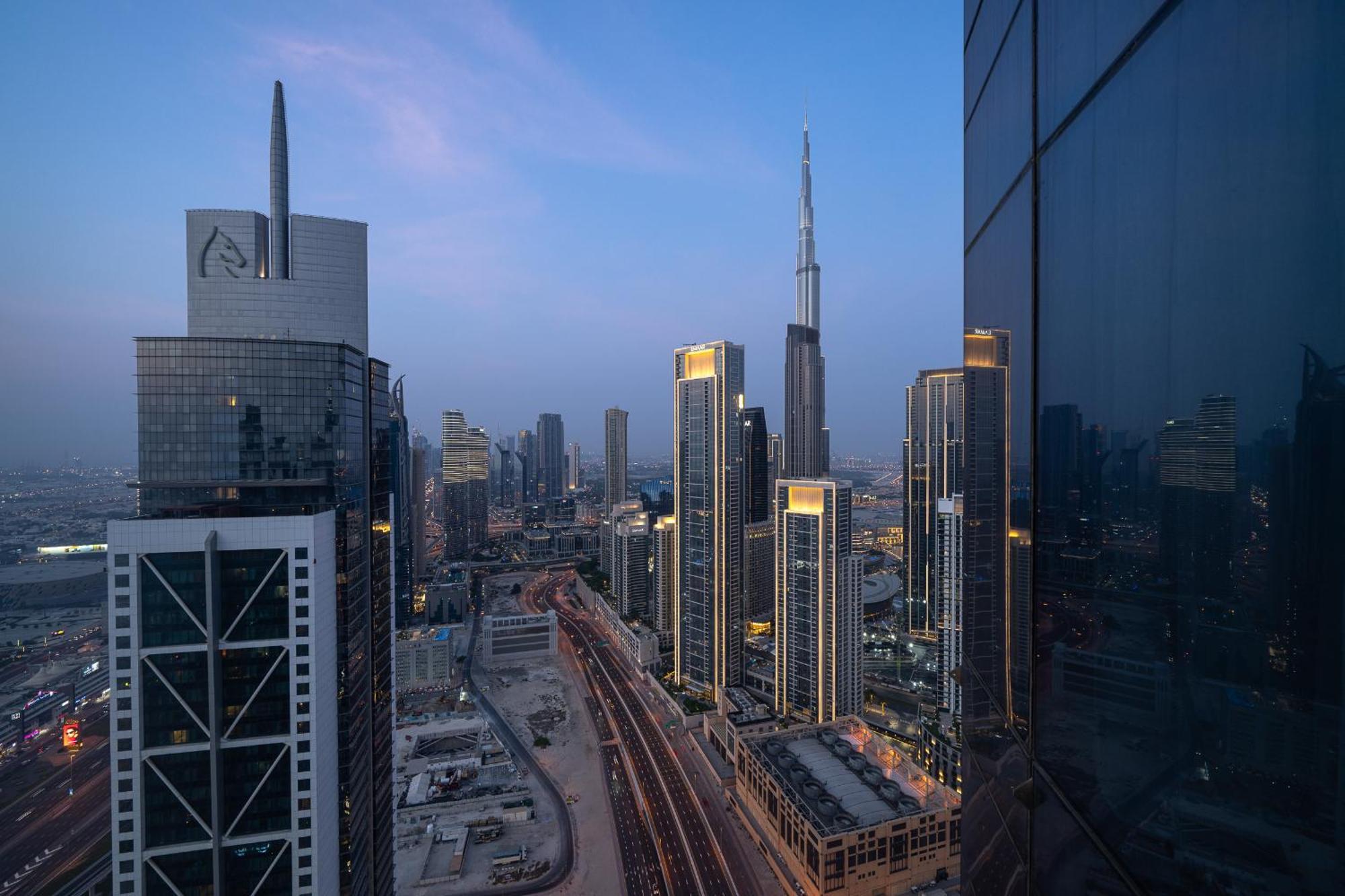 Sky-high Oasis Burj Khalifa Views, Rooftop Infinity Pool, 3br In Paramount Midtown *