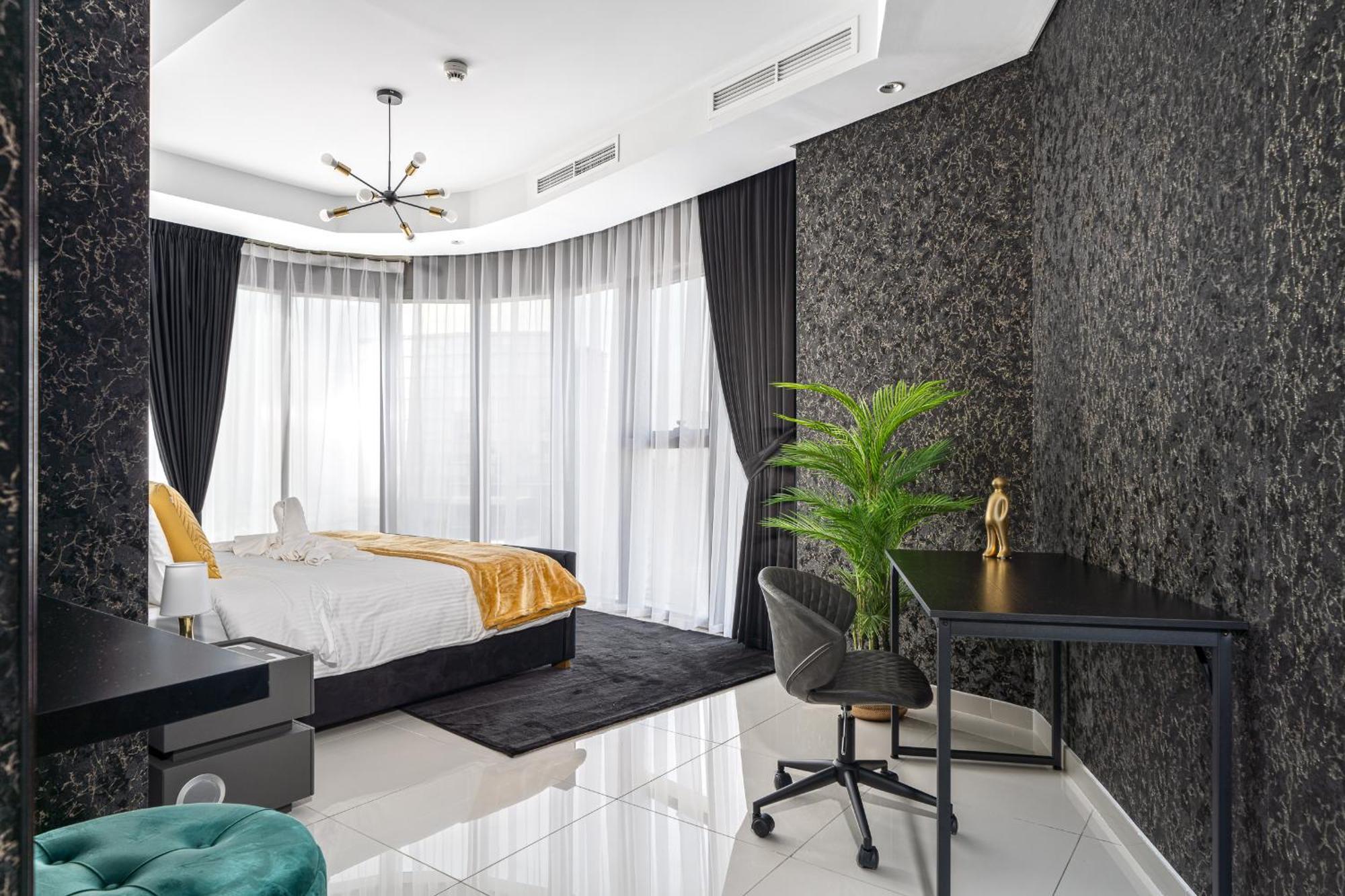 Sky-high Oasis Burj Khalifa Views, Rooftop Infinity Pool, 3br In Paramount Midtown *