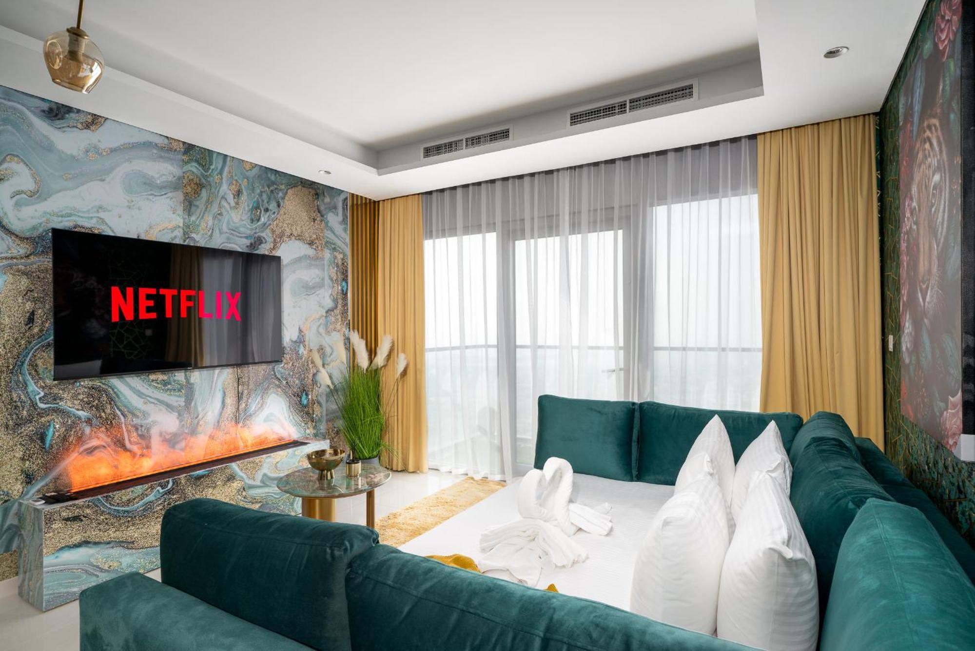 Sky-high Oasis Burj Khalifa Views, Rooftop Infinity Pool, 3br In Paramount Midtown Dubai