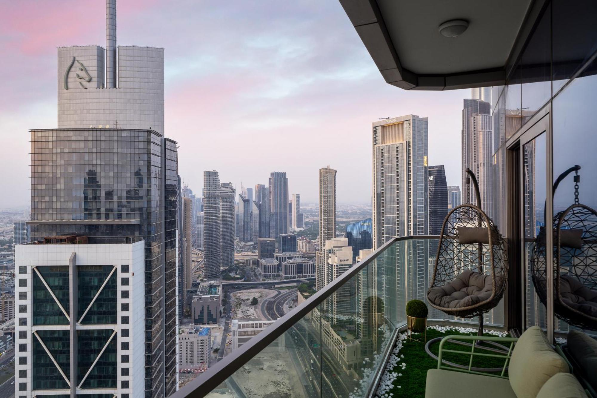 Apartment Sky-high Oasis Burj Khalifa Views, Rooftop Infinity Pool, 3br In Paramount Midtown *