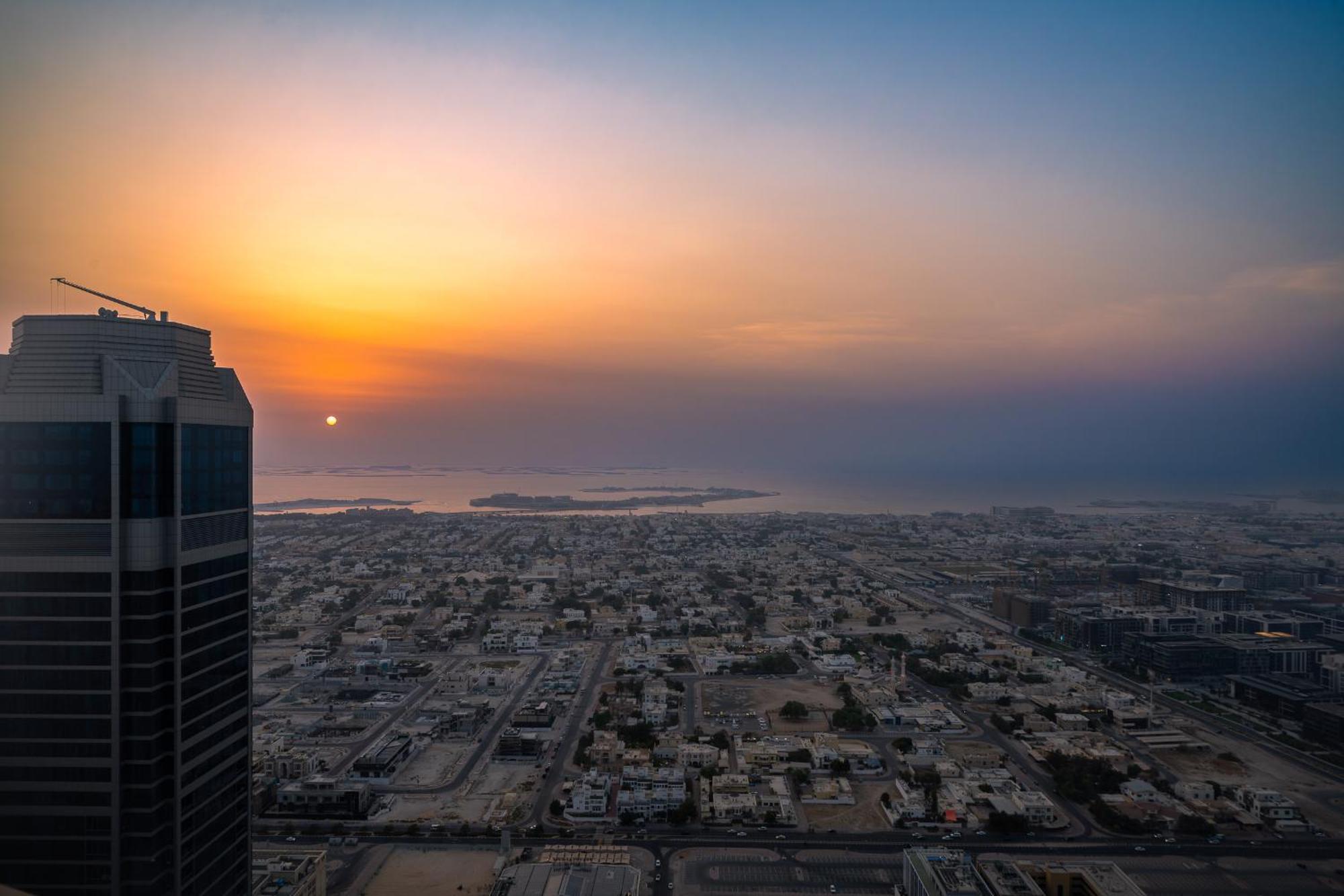 Apartment Sky-high Oasis Burj Khalifa Views, Rooftop Infinity Pool, 3br In Paramount Midtown *