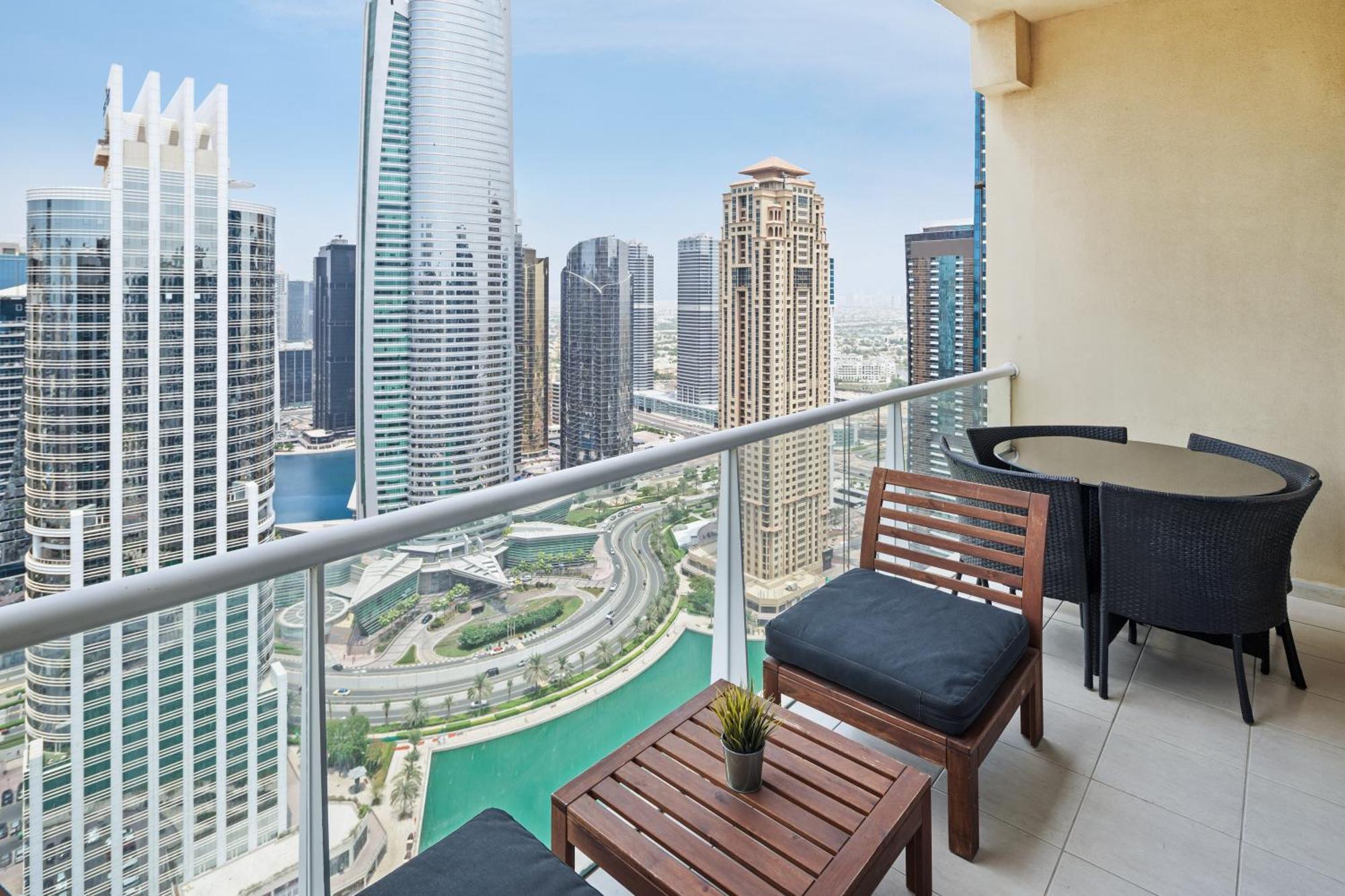 Daire Modern & Spacious 2-bed With Panoramic Views, Dual Balconies, Steps From Jlt Metro By 