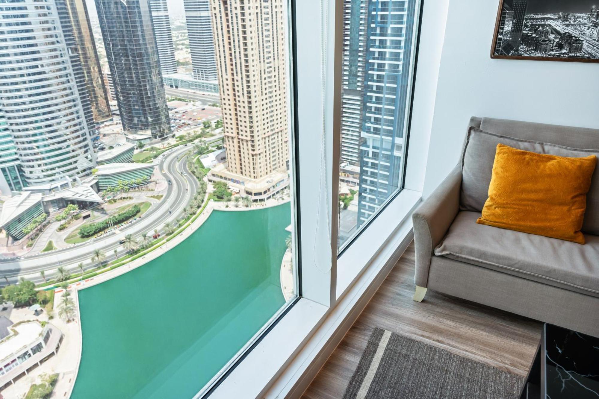 Daire Modern & Spacious 2-bed With Panoramic Views, Dual Balconies, Steps From Jlt Metro By 