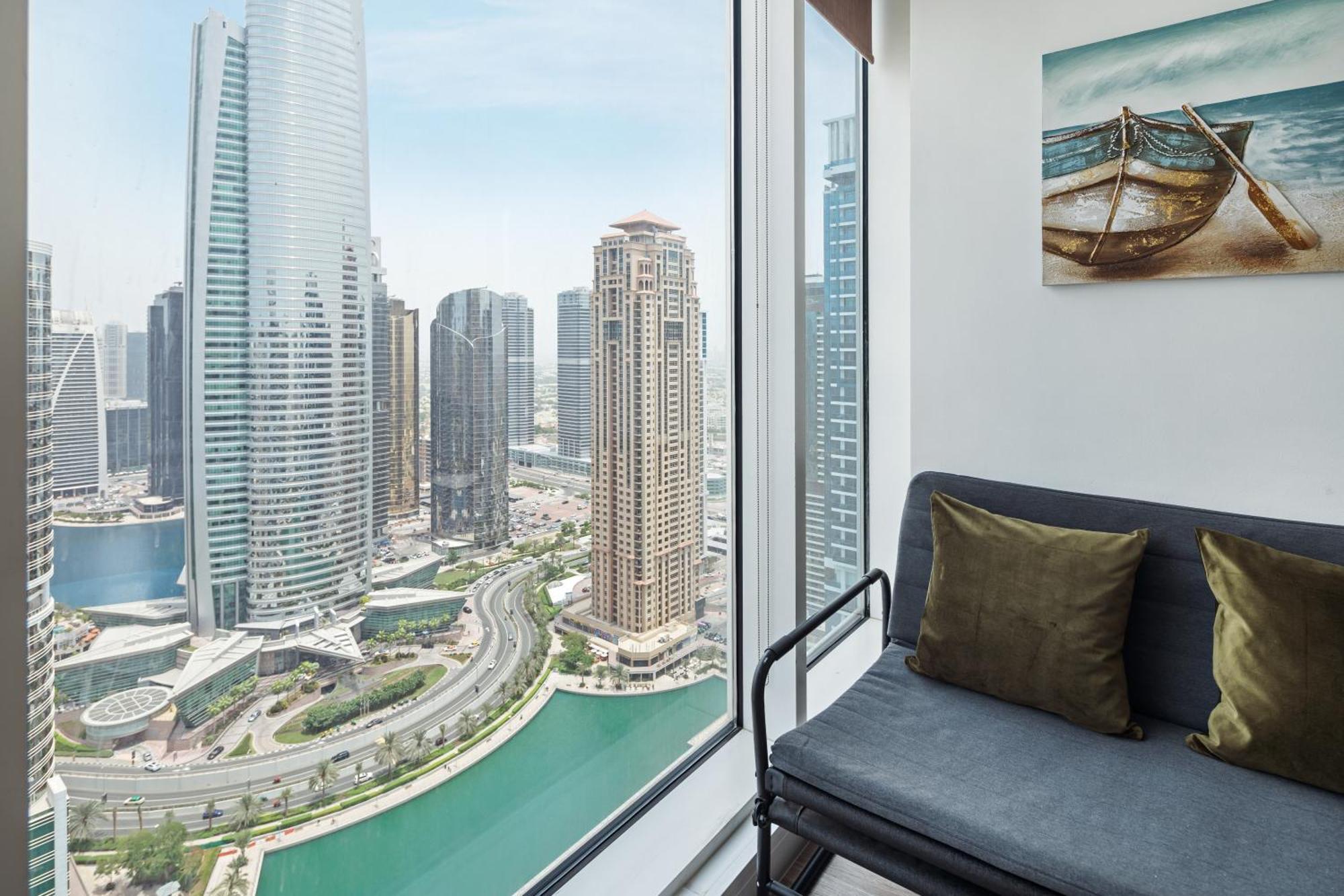Daire Modern & Spacious 2-bed With Panoramic Views, Dual Balconies, Steps From Jlt Metro By 