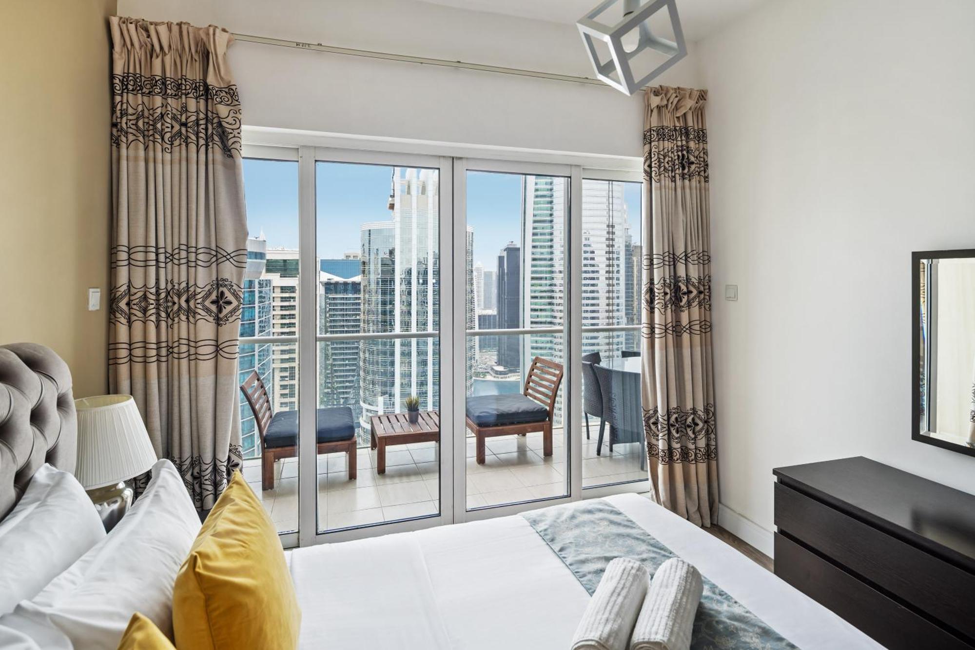 Daire Modern & Spacious 2-bed With Panoramic Views, Dual Balconies, Steps From Jlt Metro By 