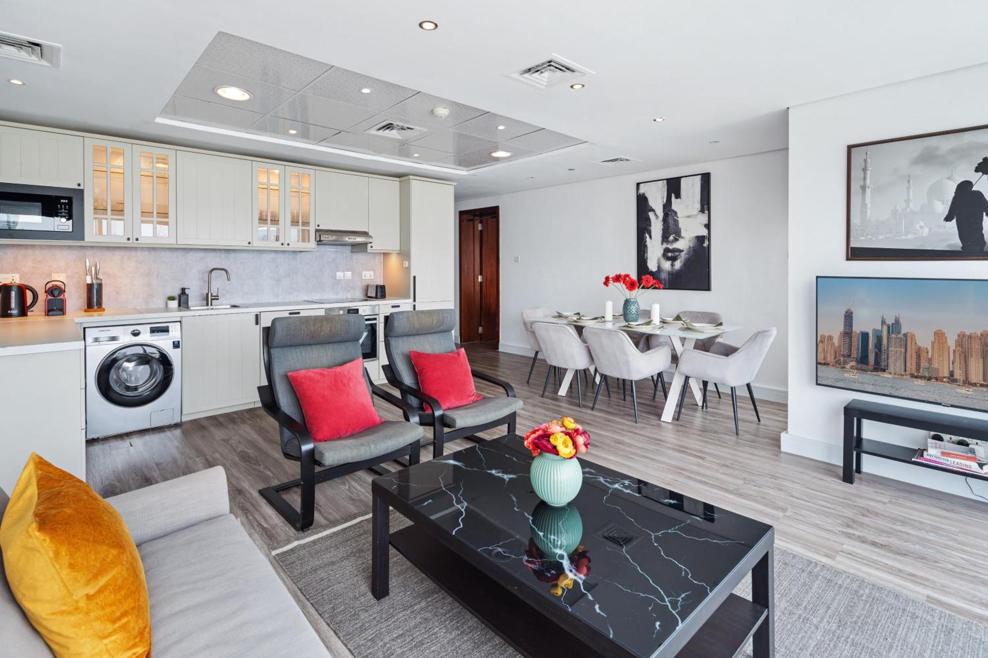 Daire Modern & Spacious 2-bed With Panoramic Views, Dual Balconies, Steps From Jlt Metro By 