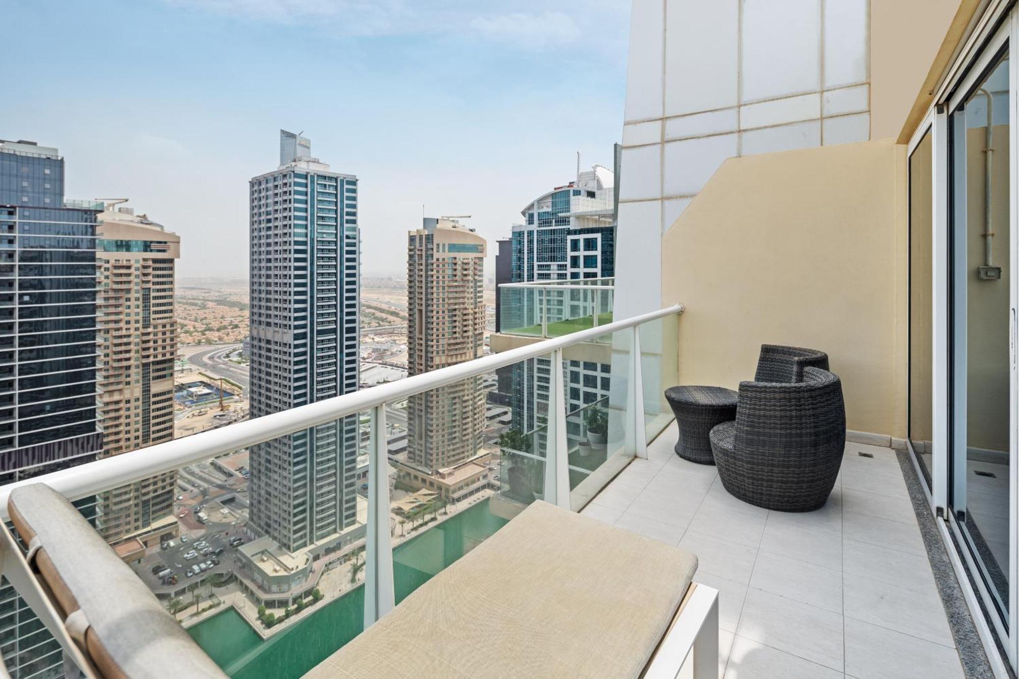 Daire Modern & Spacious 2-bed With Panoramic Views, Dual Balconies, Steps From Jlt Metro By 