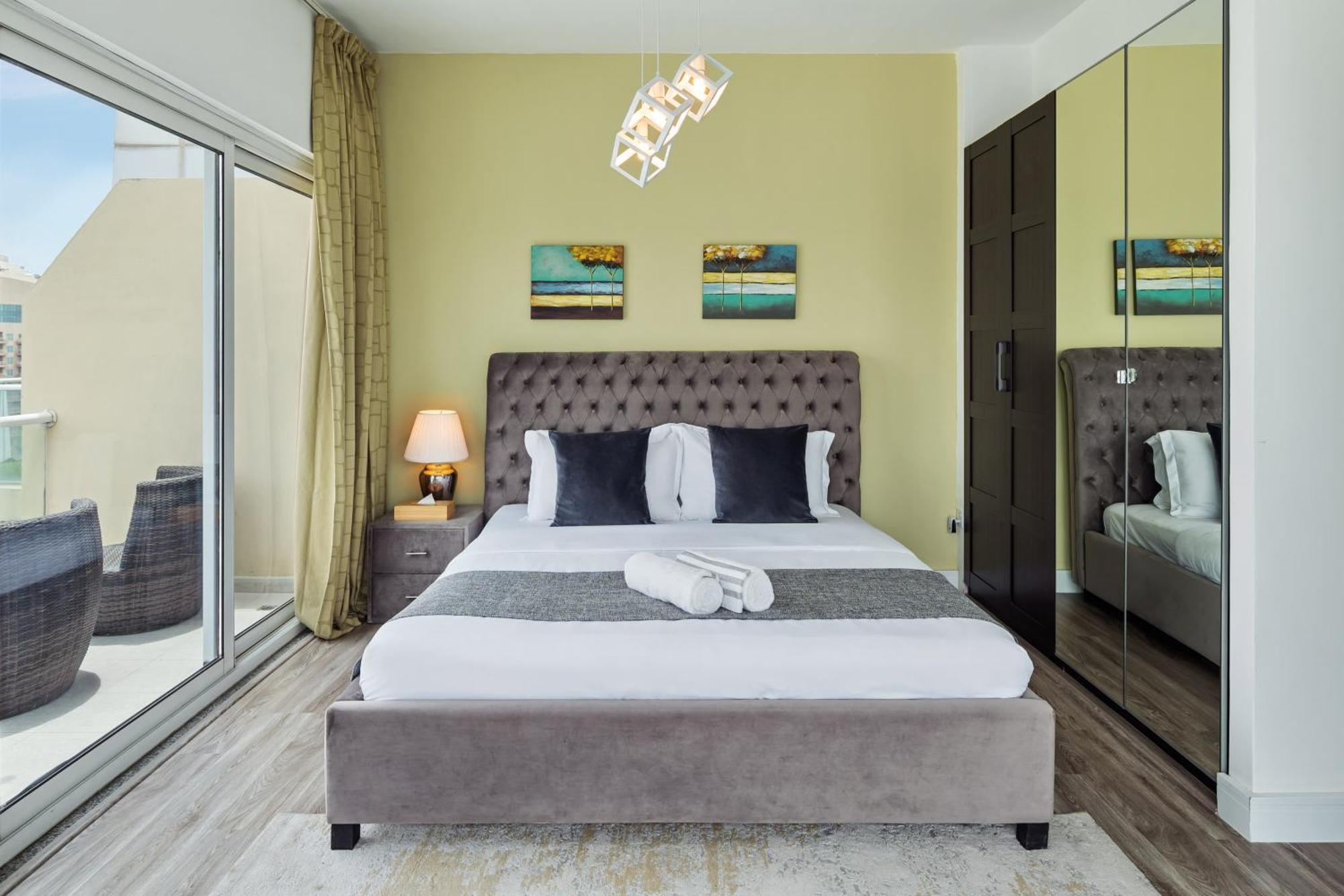 Daire Modern & Spacious 2-bed With Panoramic Views, Dual Balconies, Steps From Jlt Metro By 