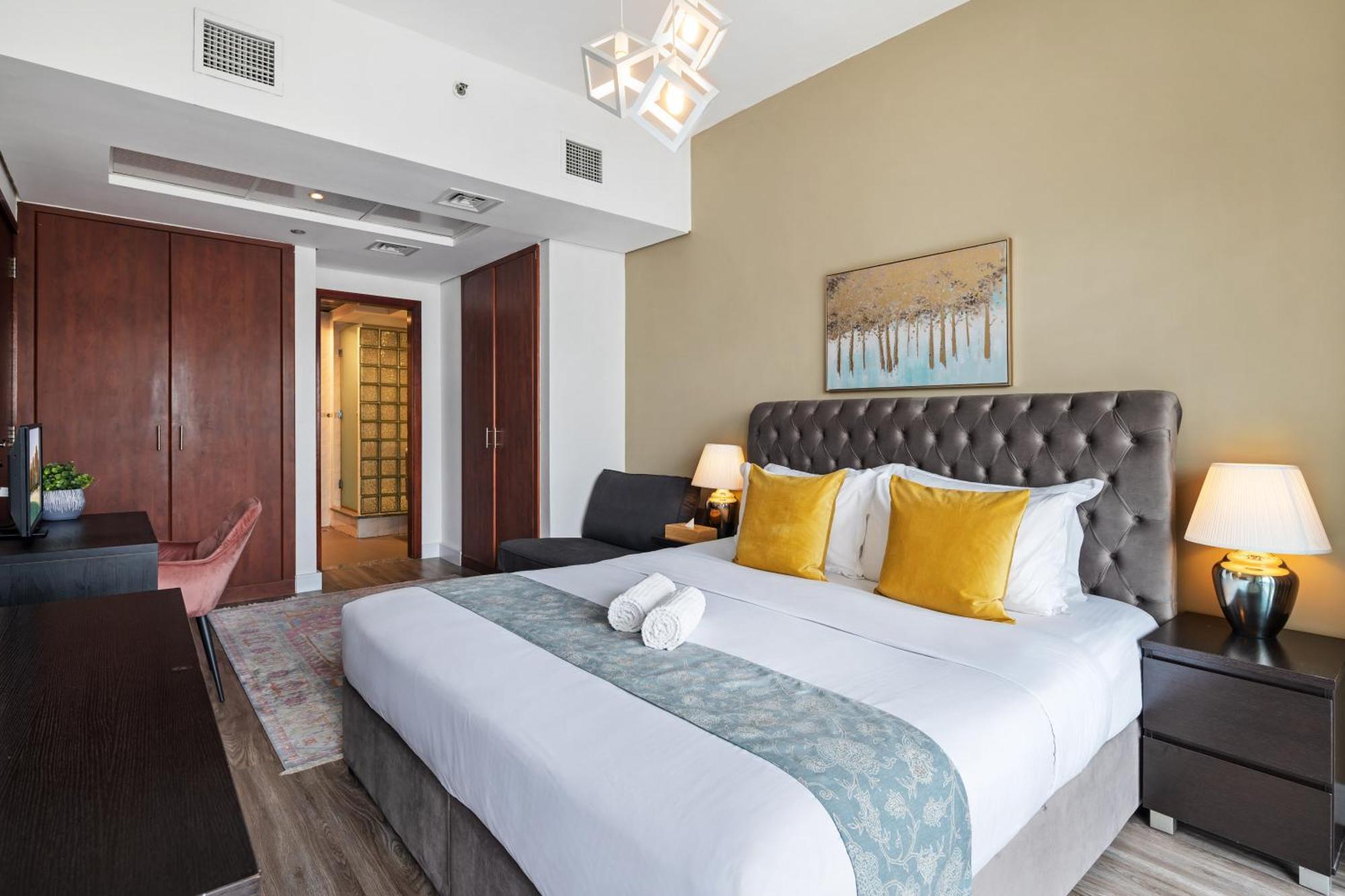 Daire Modern & Spacious 2-bed With Panoramic Views, Dual Balconies, Steps From Jlt Metro By 