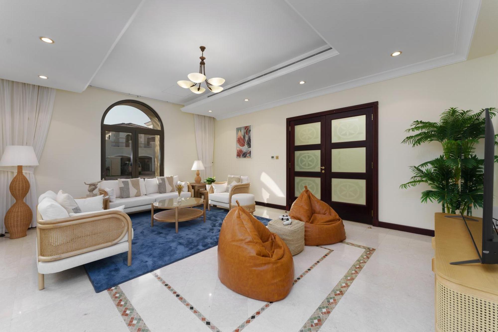 Stunning With Private Pool & Access