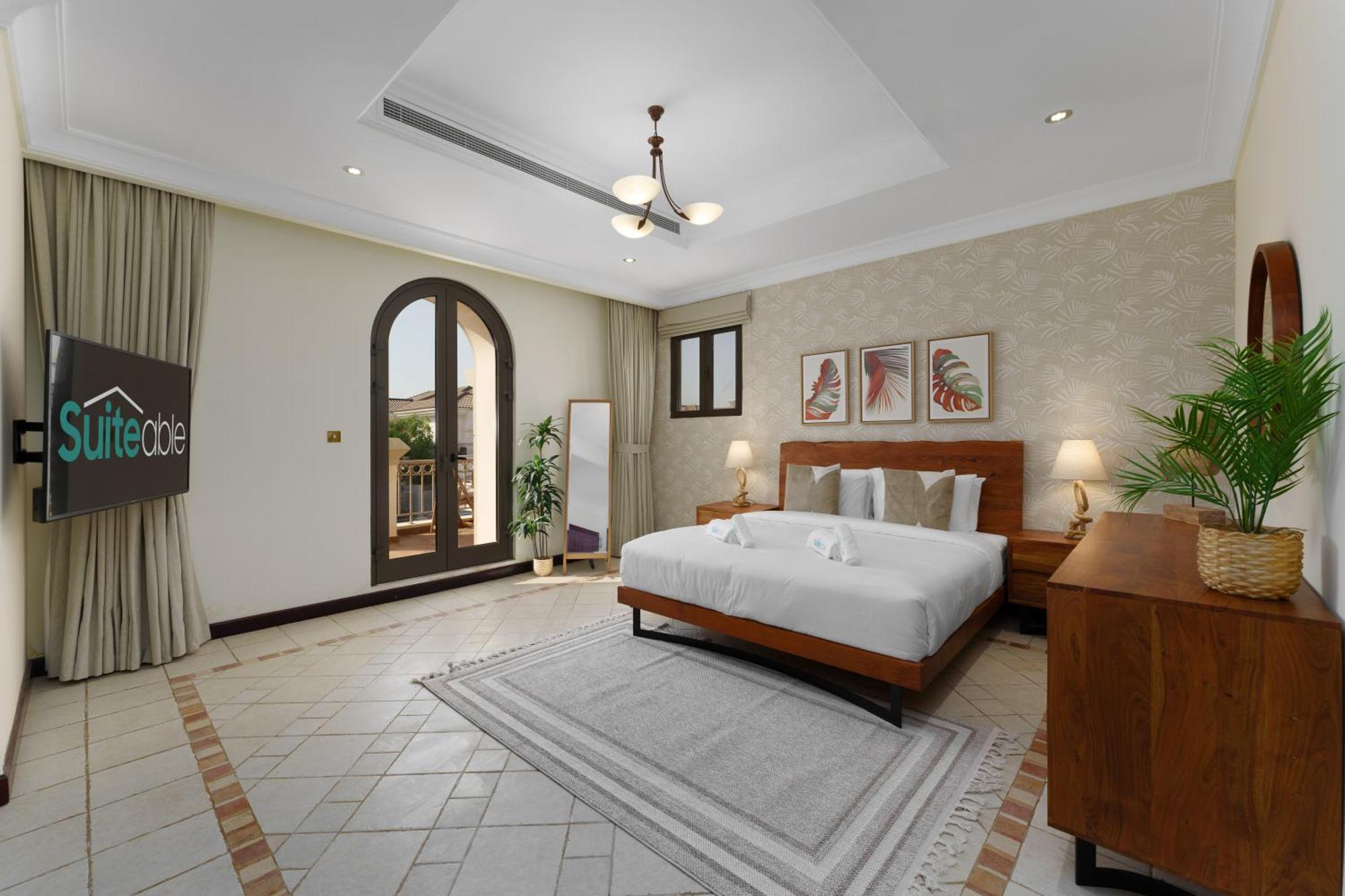 Stunning With Private Pool & Access *
