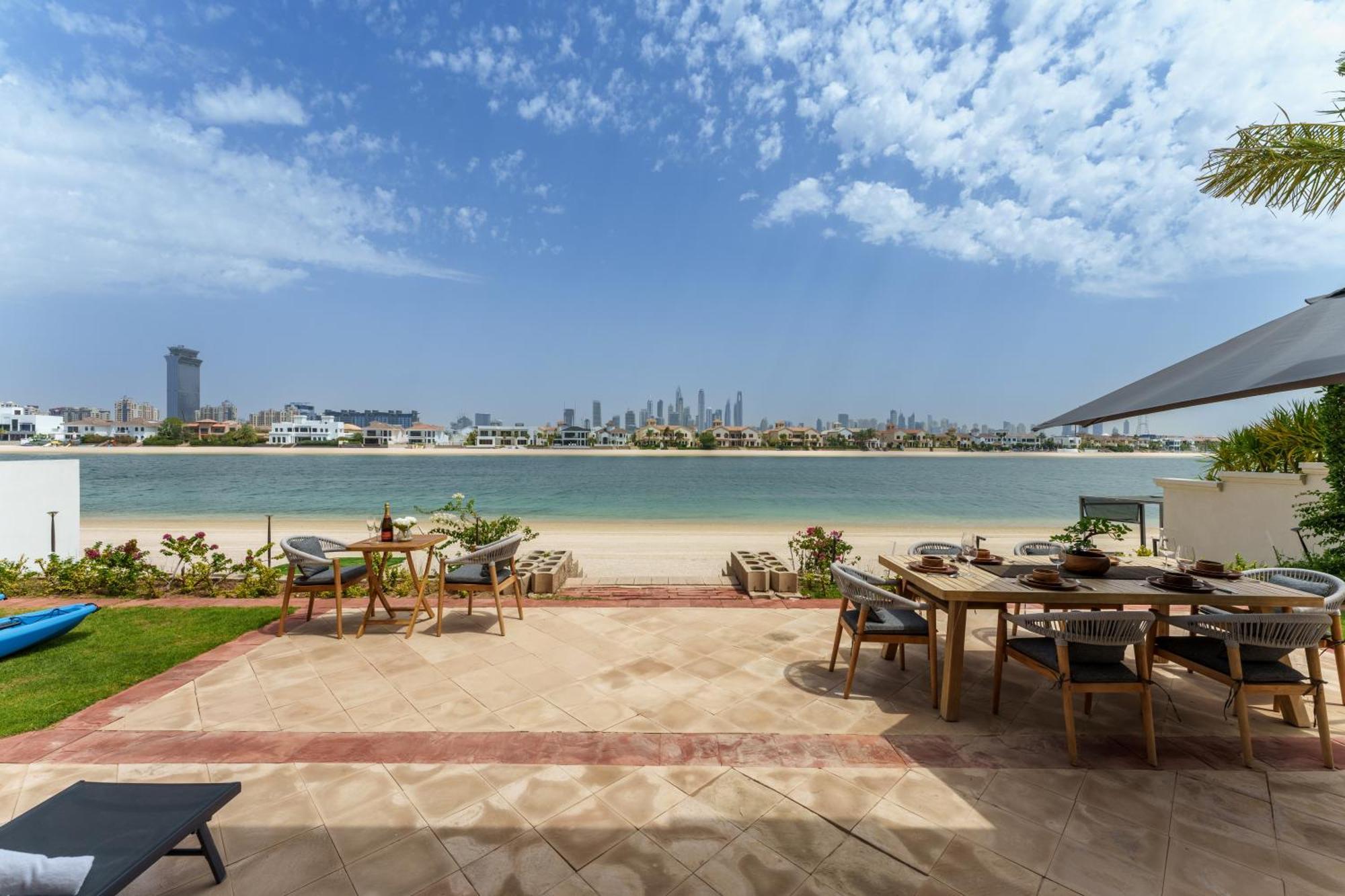 Stunning With Private Pool & Access Apartment