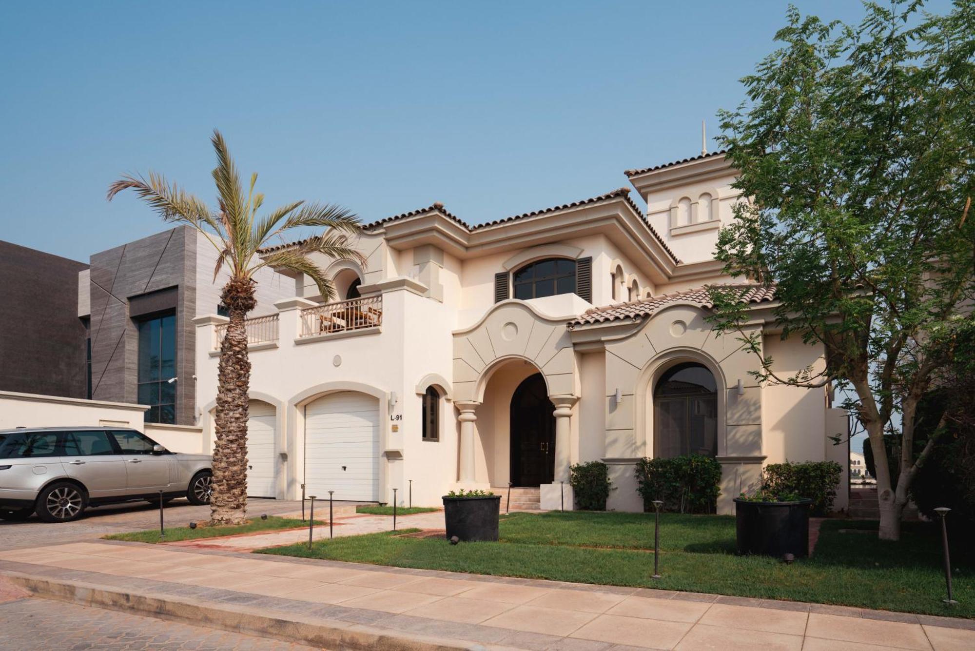 Stunning With Private Pool & Access Apartment Dubai