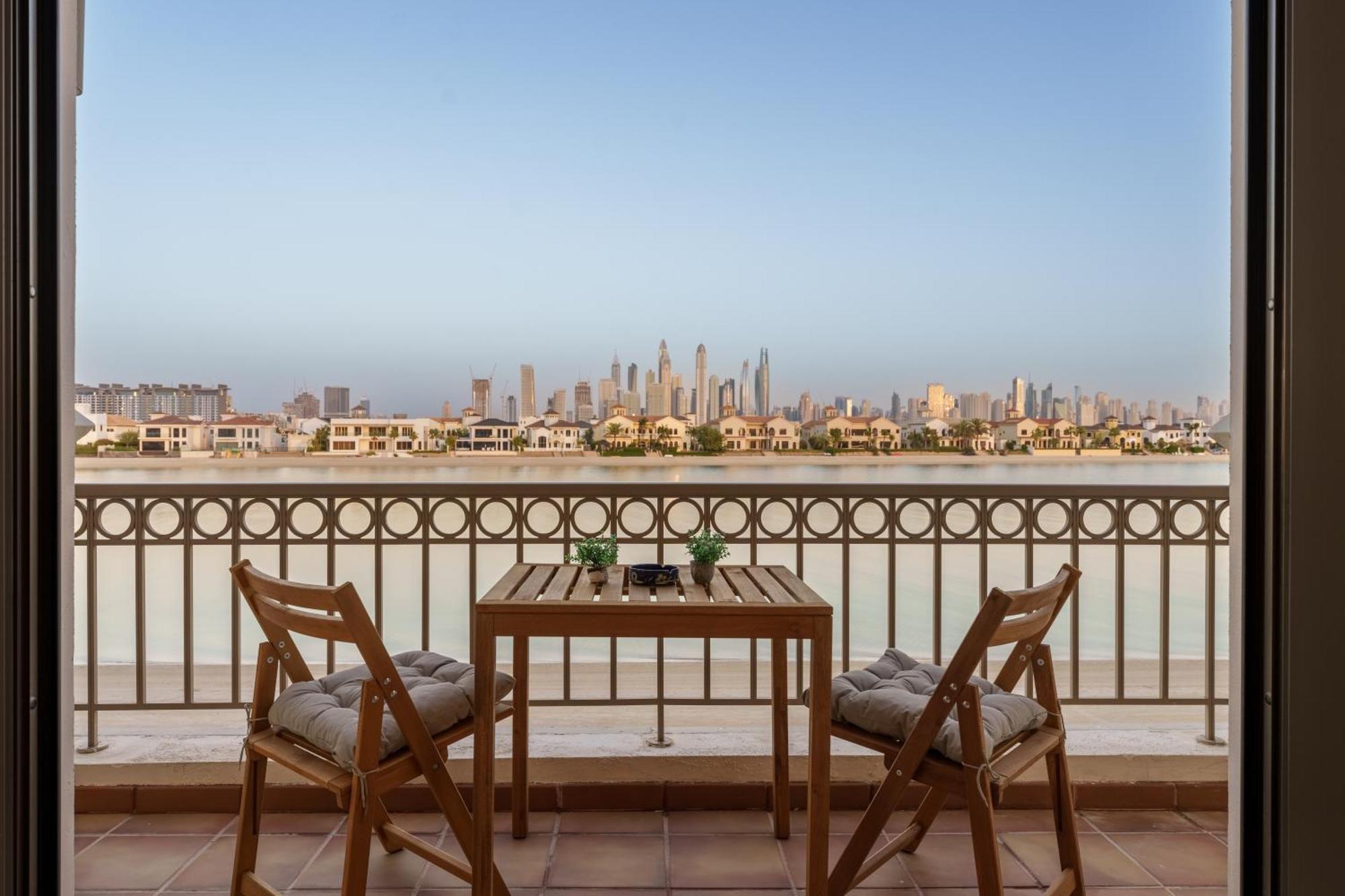 Stunning With Private Pool & Access