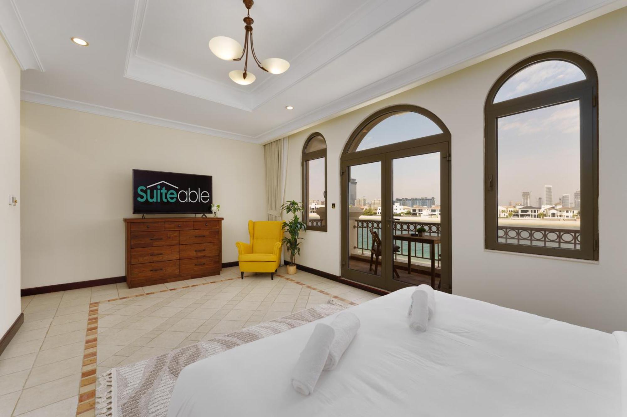 Stunning With Private Pool & Access Apartment
