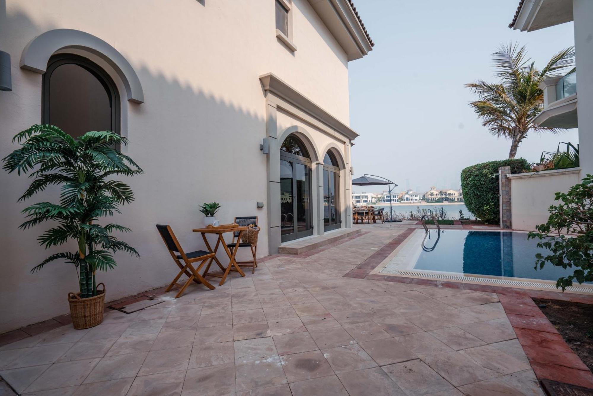 Stunning With Private Pool & Access Apartment Dubai