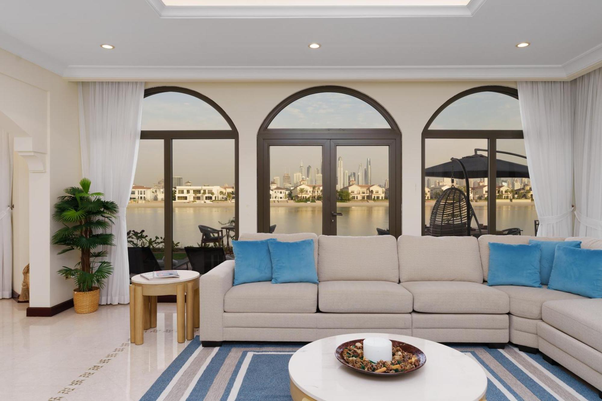Stunning With Private Pool & Access Apartment