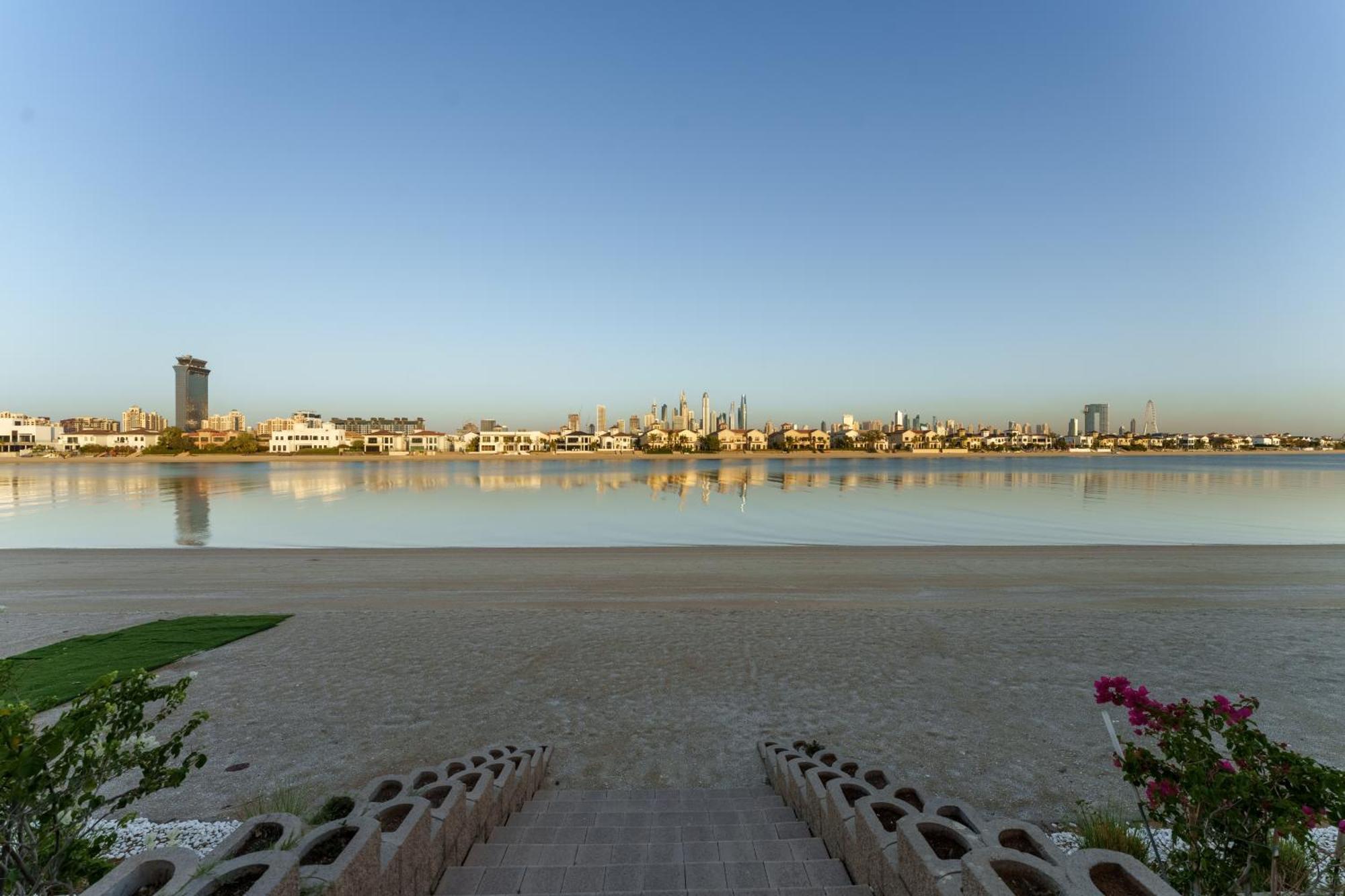 Stunning With Private Pool & Access Apartment Dubai